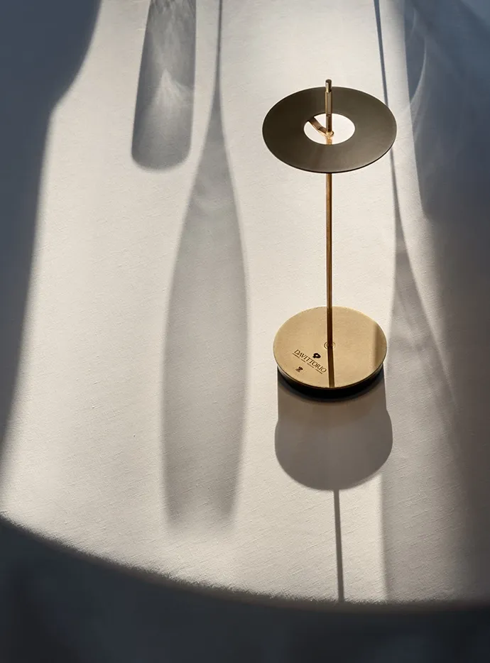 Lámpara Giulietta de Catellani & Smith sobre mesa con mantel blanco de restaurante | ábc concept