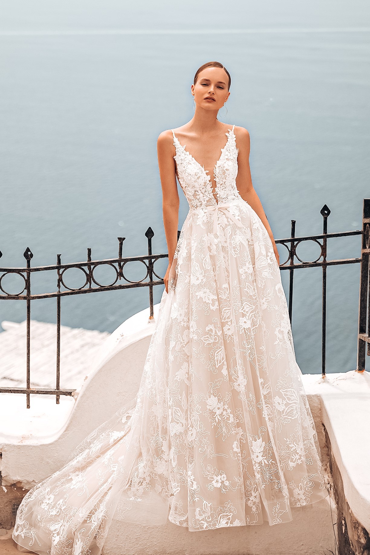 Spitzen Brautkleid mit voluminösem Rock