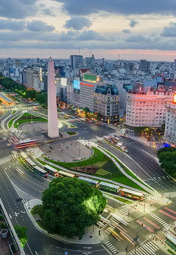 Formação rochosa natural com arco esculpido pelo vento em paisagem montanhosa do noroeste da Argentina
