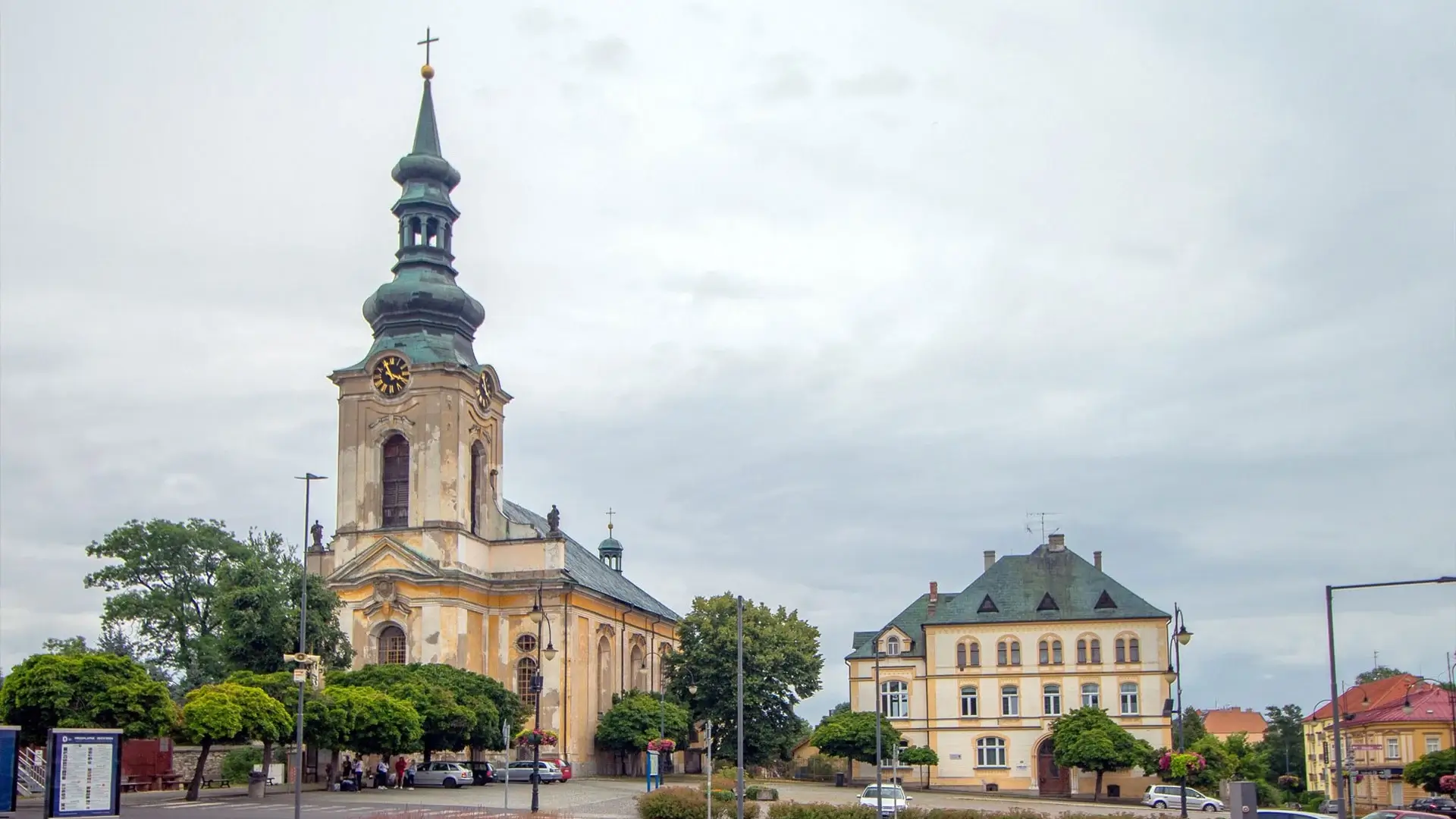 Historické domy s věží v centru města. Krása regionu, kterou pomáháme starostům chránit a dále rozvíjet.