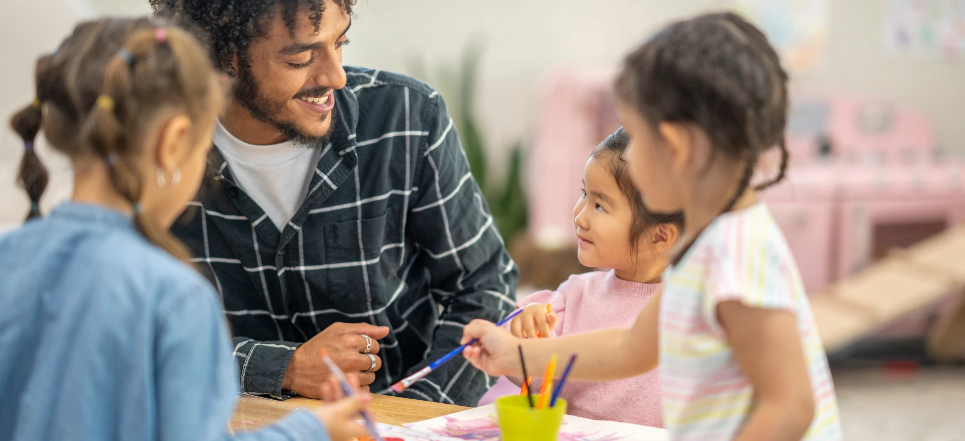 Homme qui s'occupe d'enfants