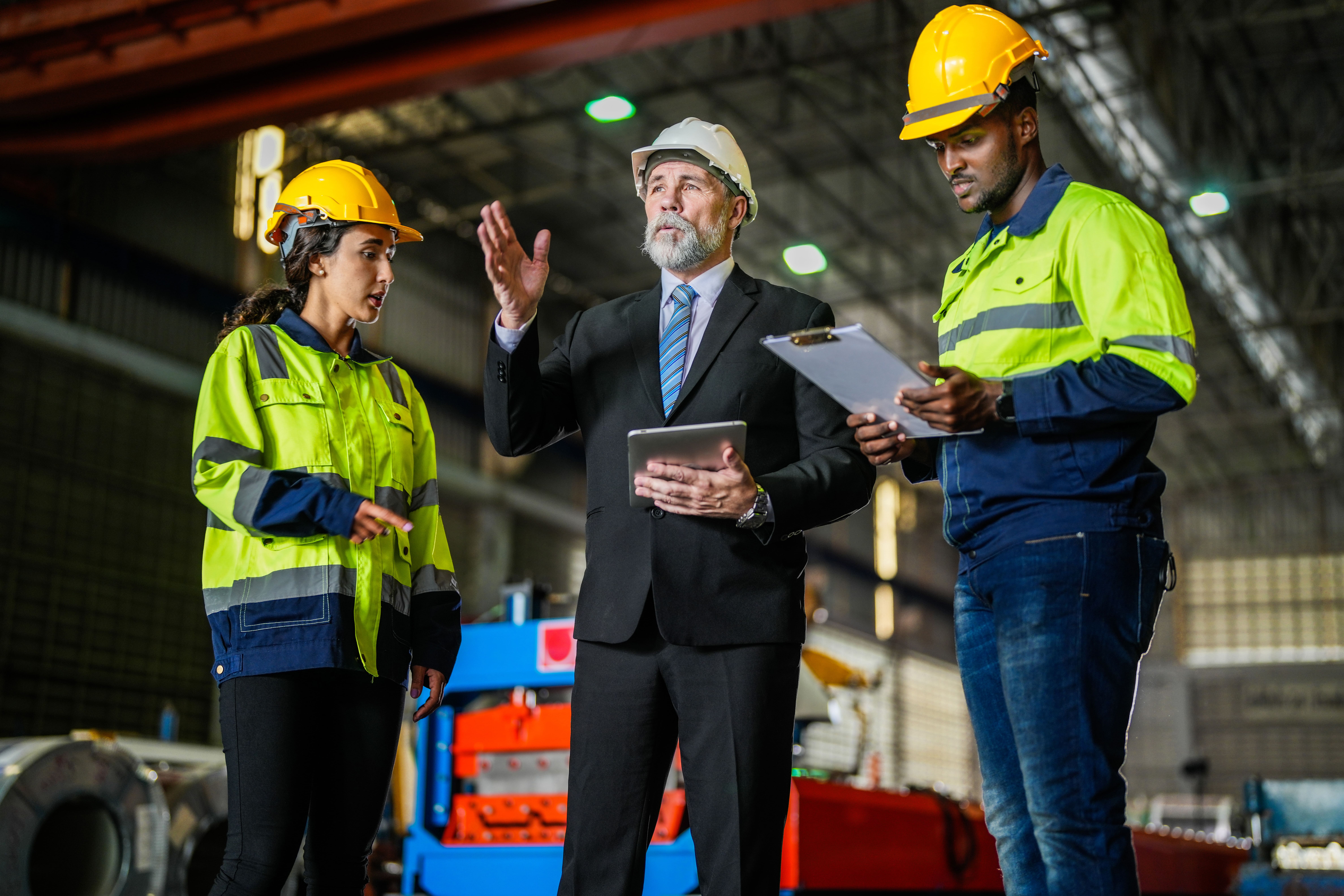 Equipe técnica utilizando equipamentos de segurança em ambiente industrial de alta responsabilidade operacional.