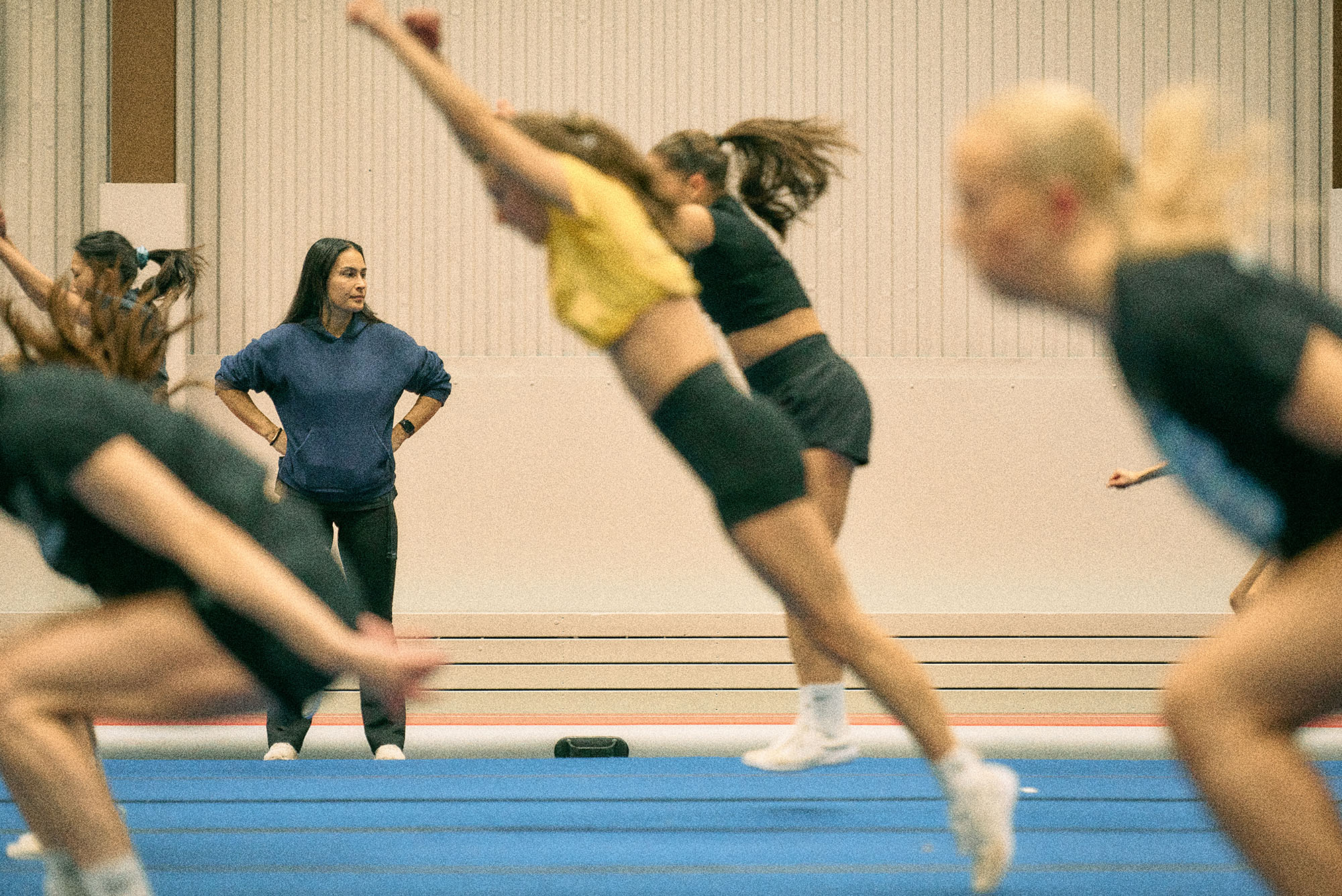 Inzoomad bild på två ben som går på en löparbana.