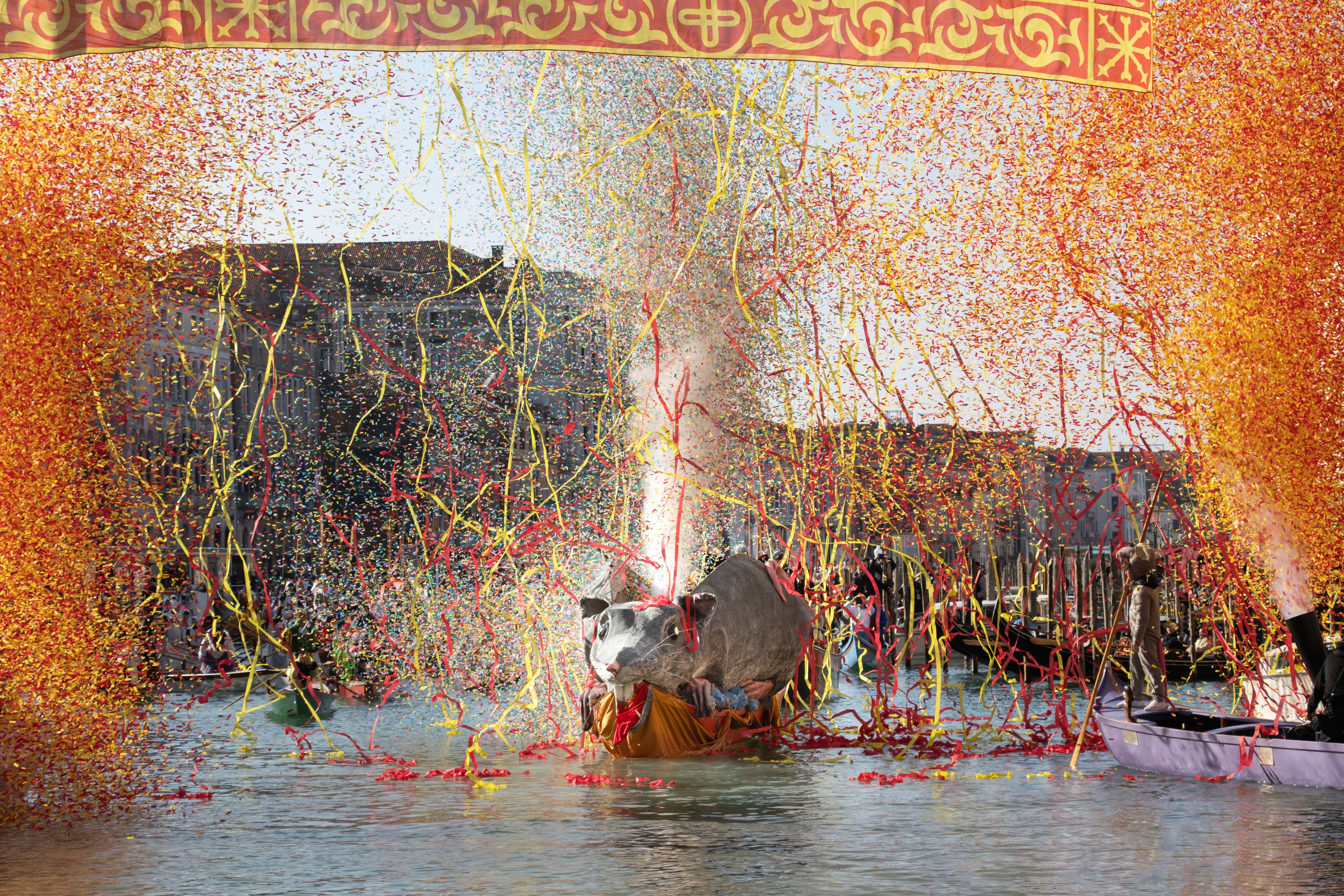 Corteo di Carnevale 2025 sotto il ponte di Rialto