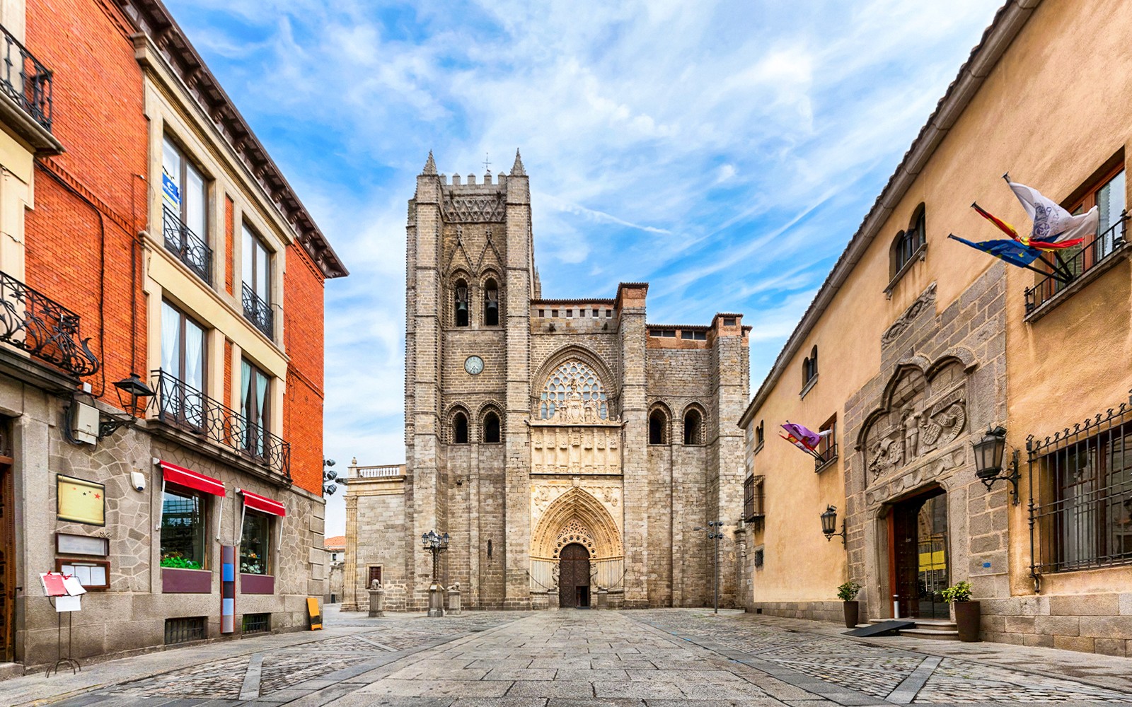 De gevel van de kathedraal van Ávila met omliggende historische gebouwen in Spanje.