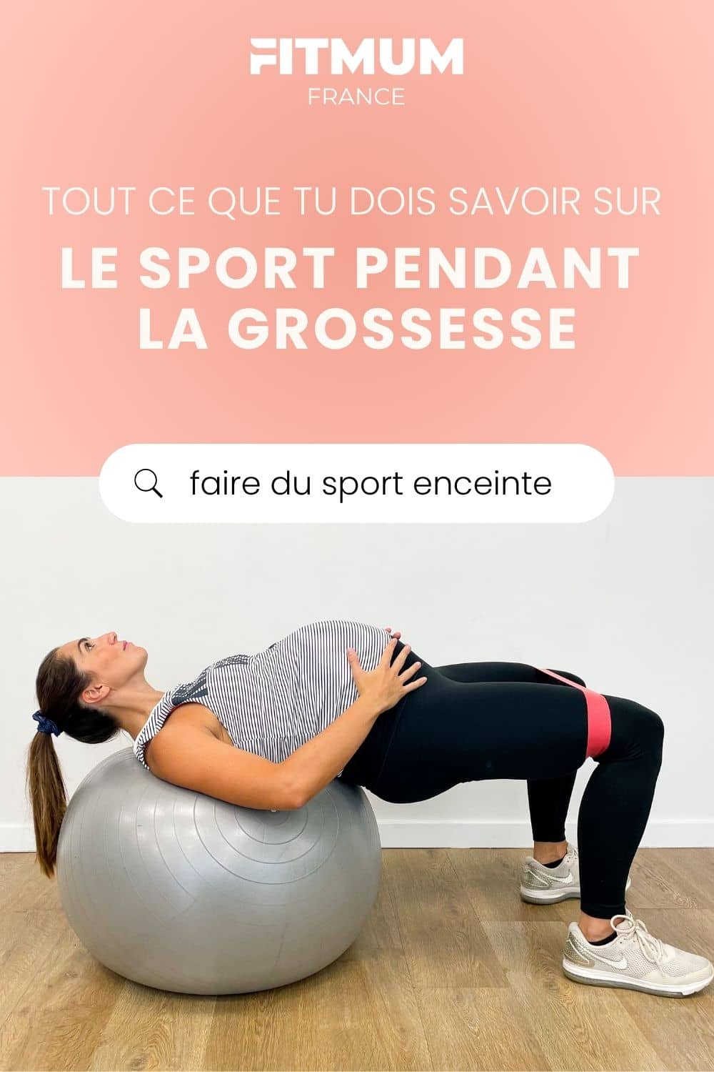 Une femme enceinte en tenue de fitness noire (débardeur à rayures et legging) allongée sur le dos, s'appuyant sur un ballon de gym avec une bande de résistance autour de ses cuisses. Au-dessus, le texte "Tout ce que tu dois savoir sur le sport pendant la grossesse" et une barre de recherche "faire du sport enceinte". Par FITMUM FRANCE.