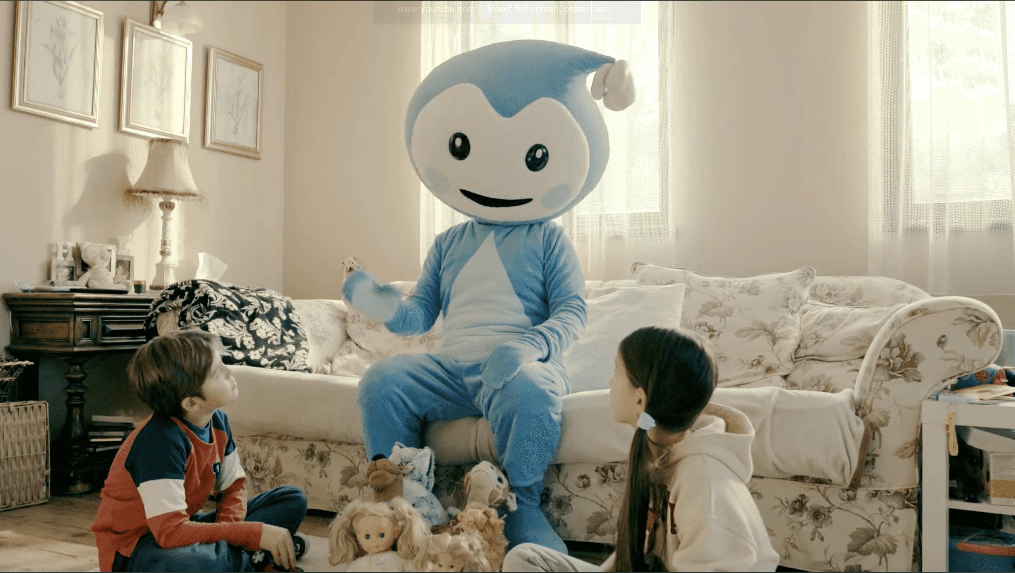 Cseppbarát kék kabalafigurája a közlekedésről tanítja a gyerekeket.