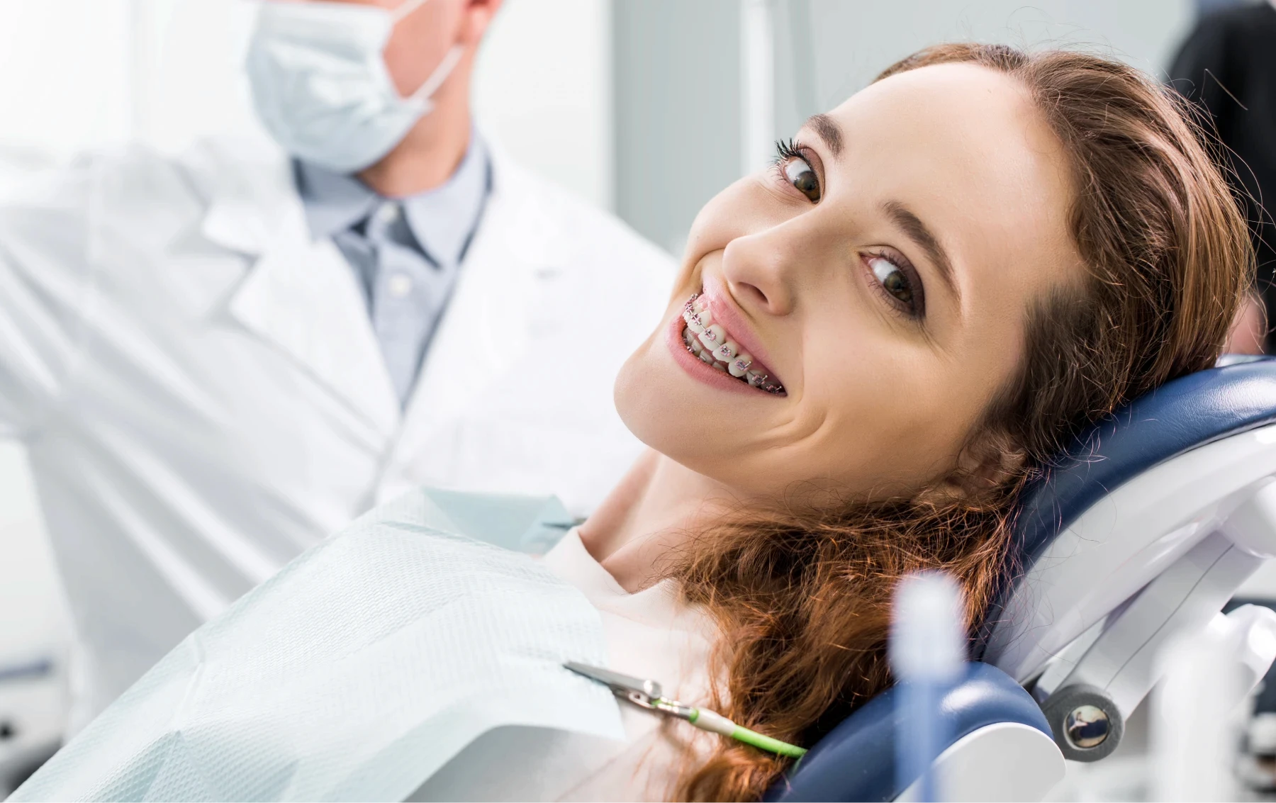 Kobieta z uśmiechem prezentująca efekty bondingu na swoich zębach.