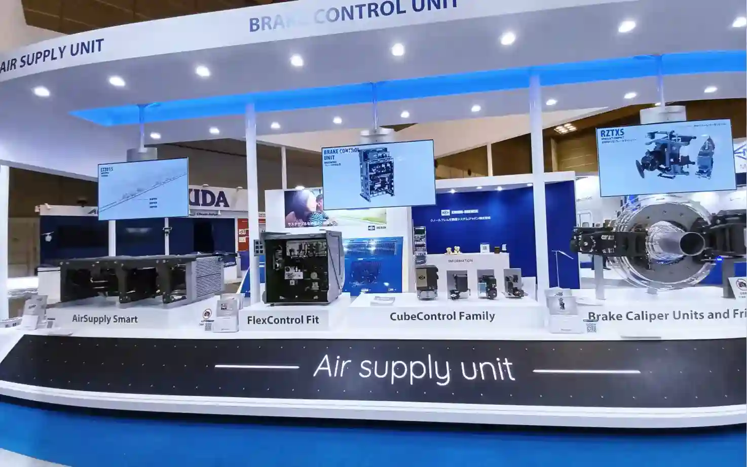Mässmonter för bromssystem till rälsfordon med skärmar som visar 3D-produktanimationer