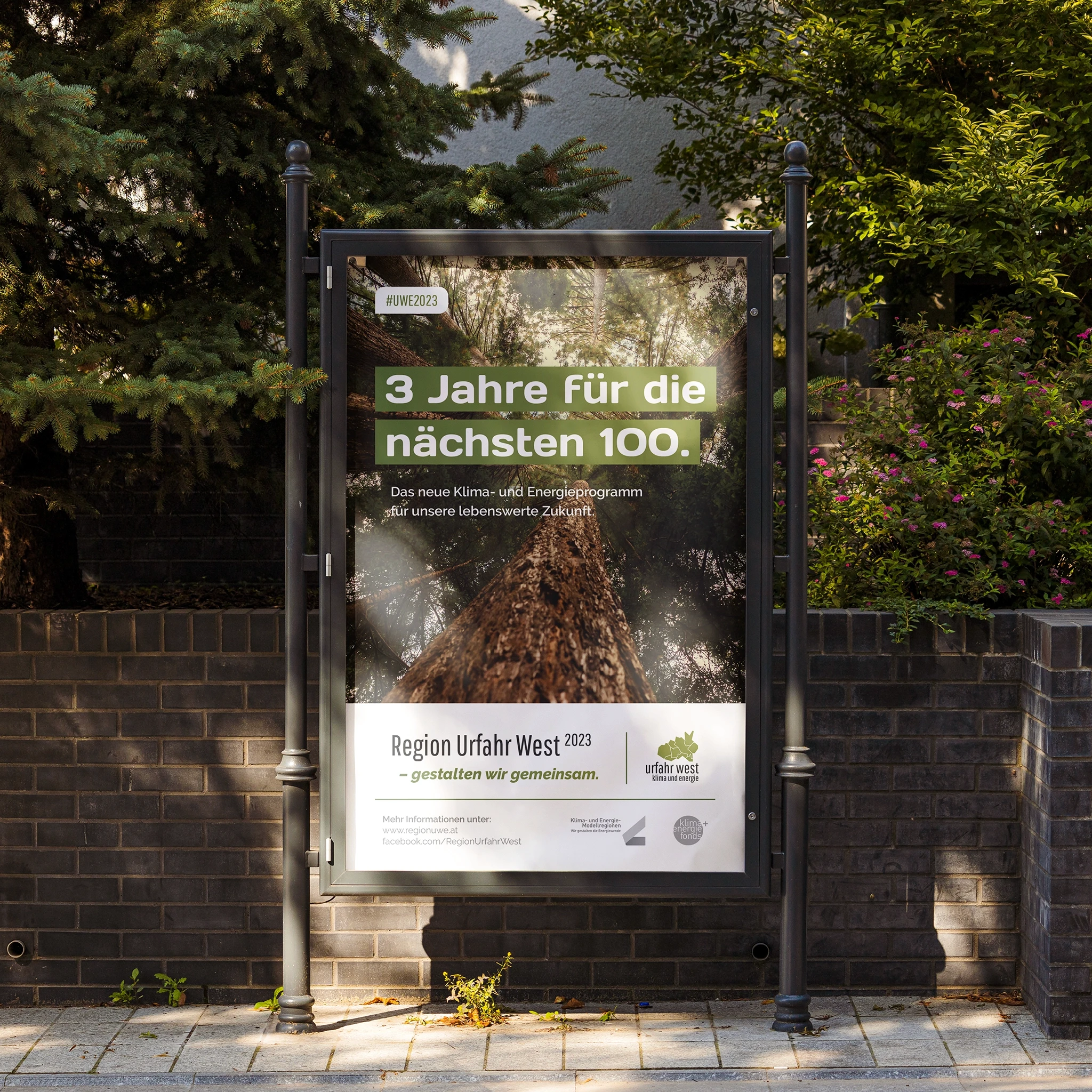 Plakatständer vor Bäumen mit Plakat von der Region Urfahr West
