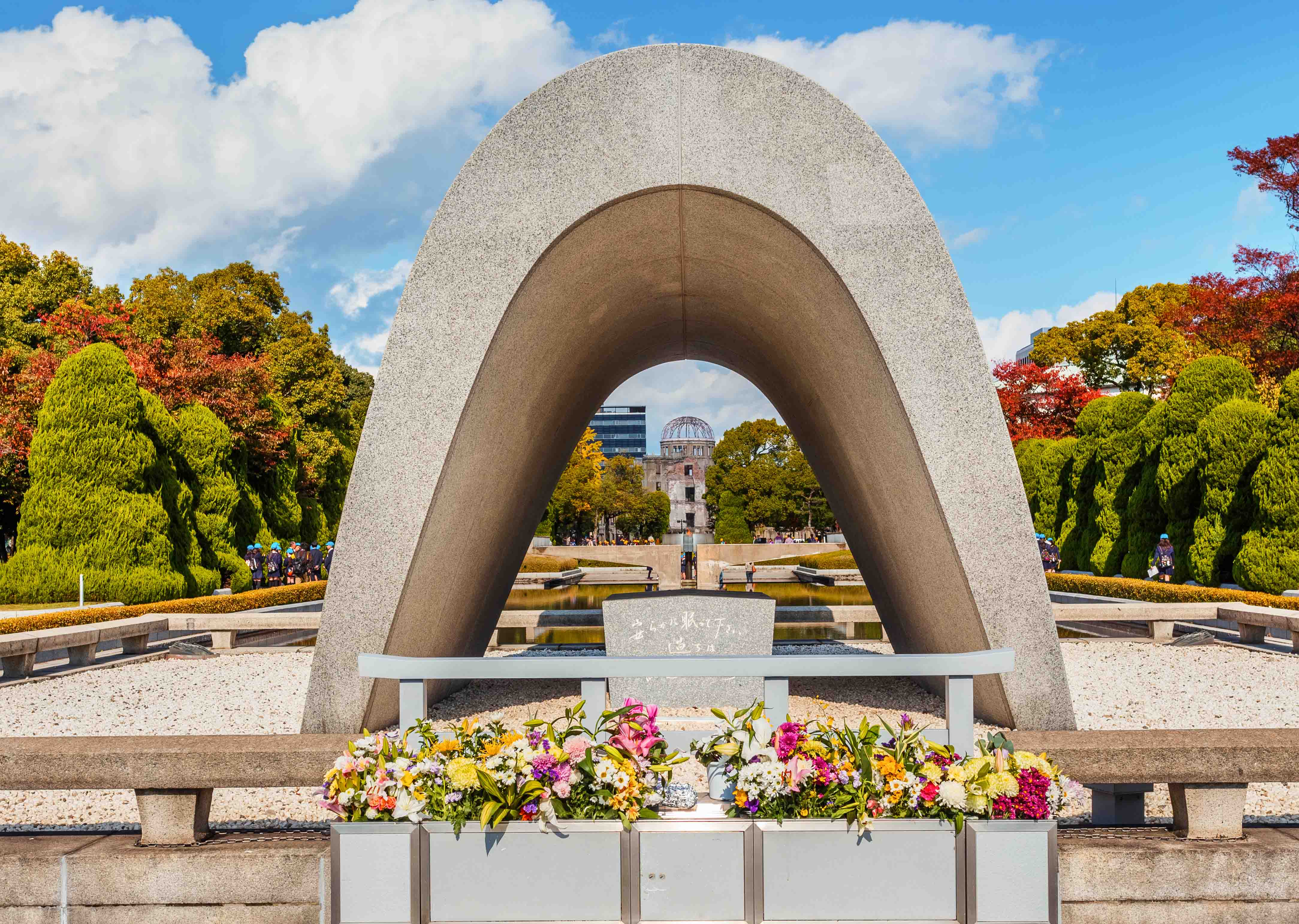 ہیروشیما پیس میموریل پارک میں سینوٹاف، پس منظر میں ایٹمی بم کا گنبد کے ساتھ۔