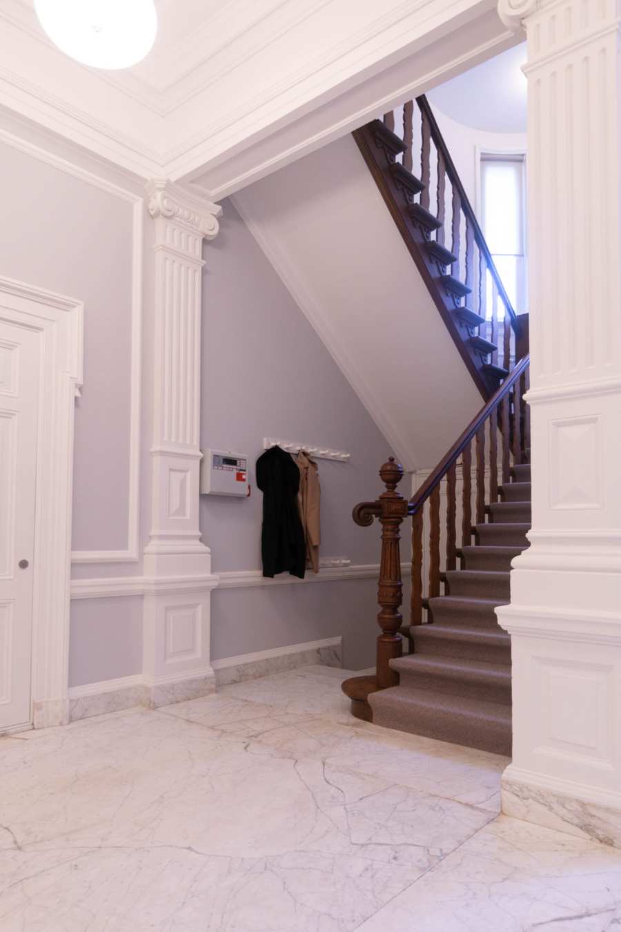 klassieke hal met trap kasteel stoutenburg