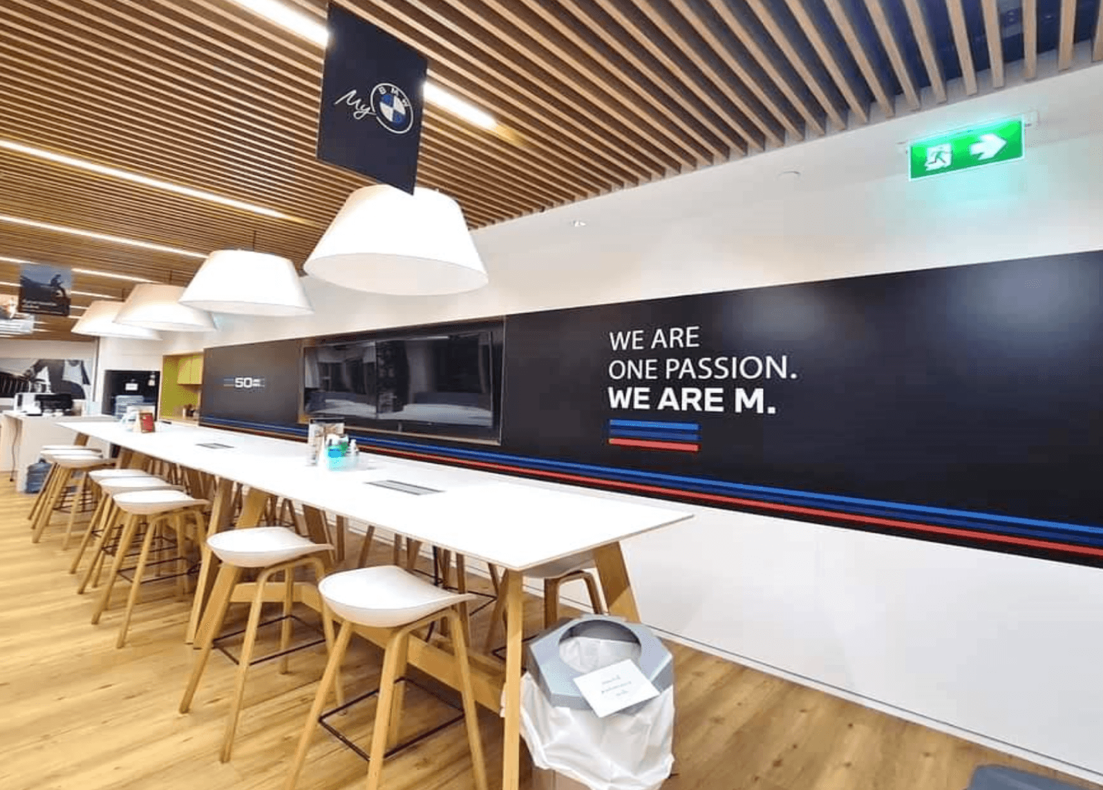 พิมพ์สติกเกอร์ตกแต่งผนังภายในโชวรูม bmw