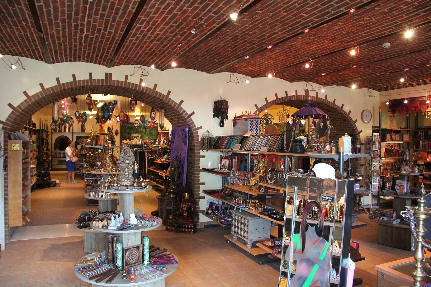 A man stading with Surfboard