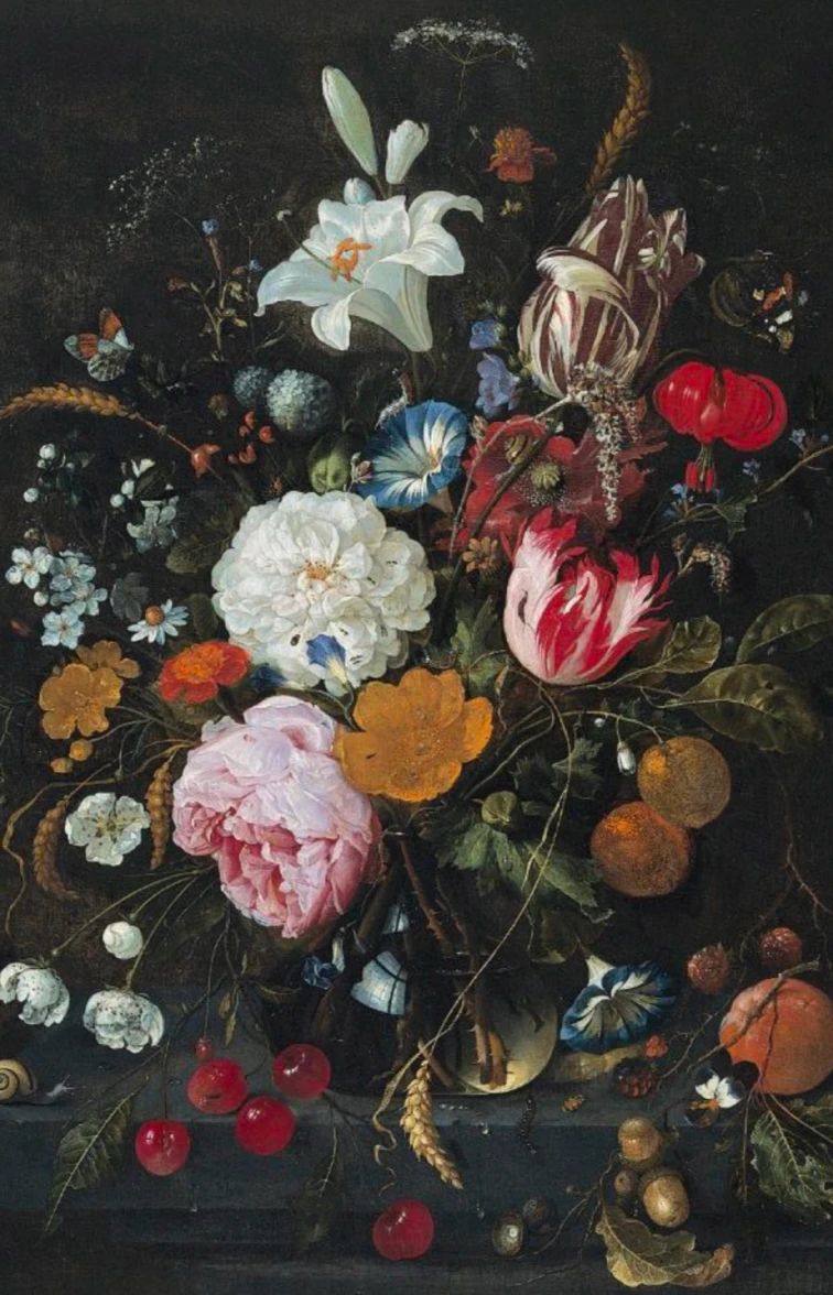 Naturaleza muerta con flores coloridas y frutas sobre fondo oscuro.