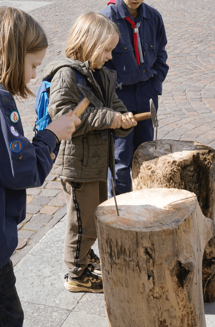 Louveteaux avec marteau