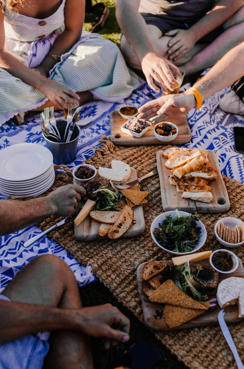 Pique-nique gourmand entre amis avec plats à partager et ambiance conviviale en extérieur.