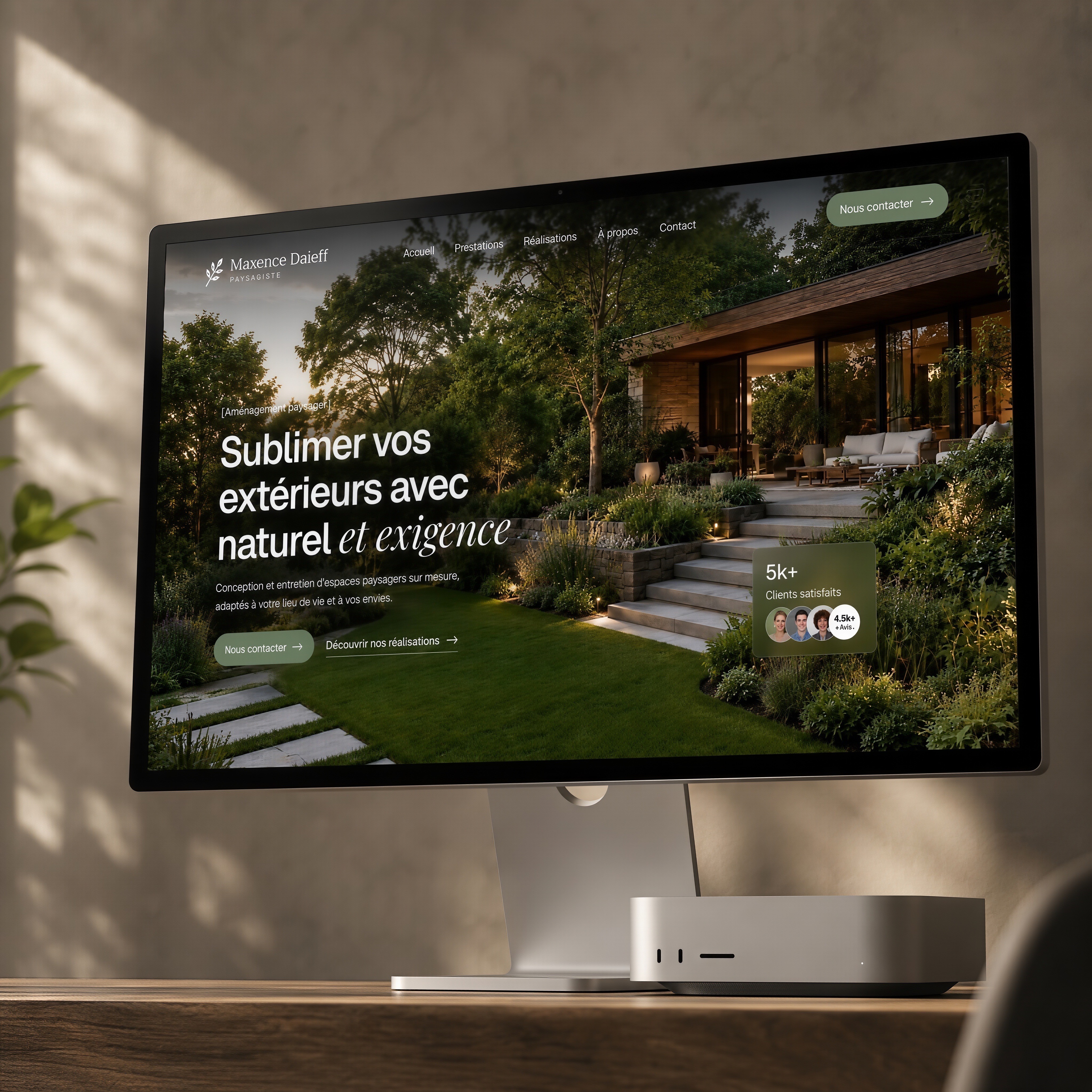 Bureau baigné de lumière, avec un écran affichant un site réalisé par Landix
