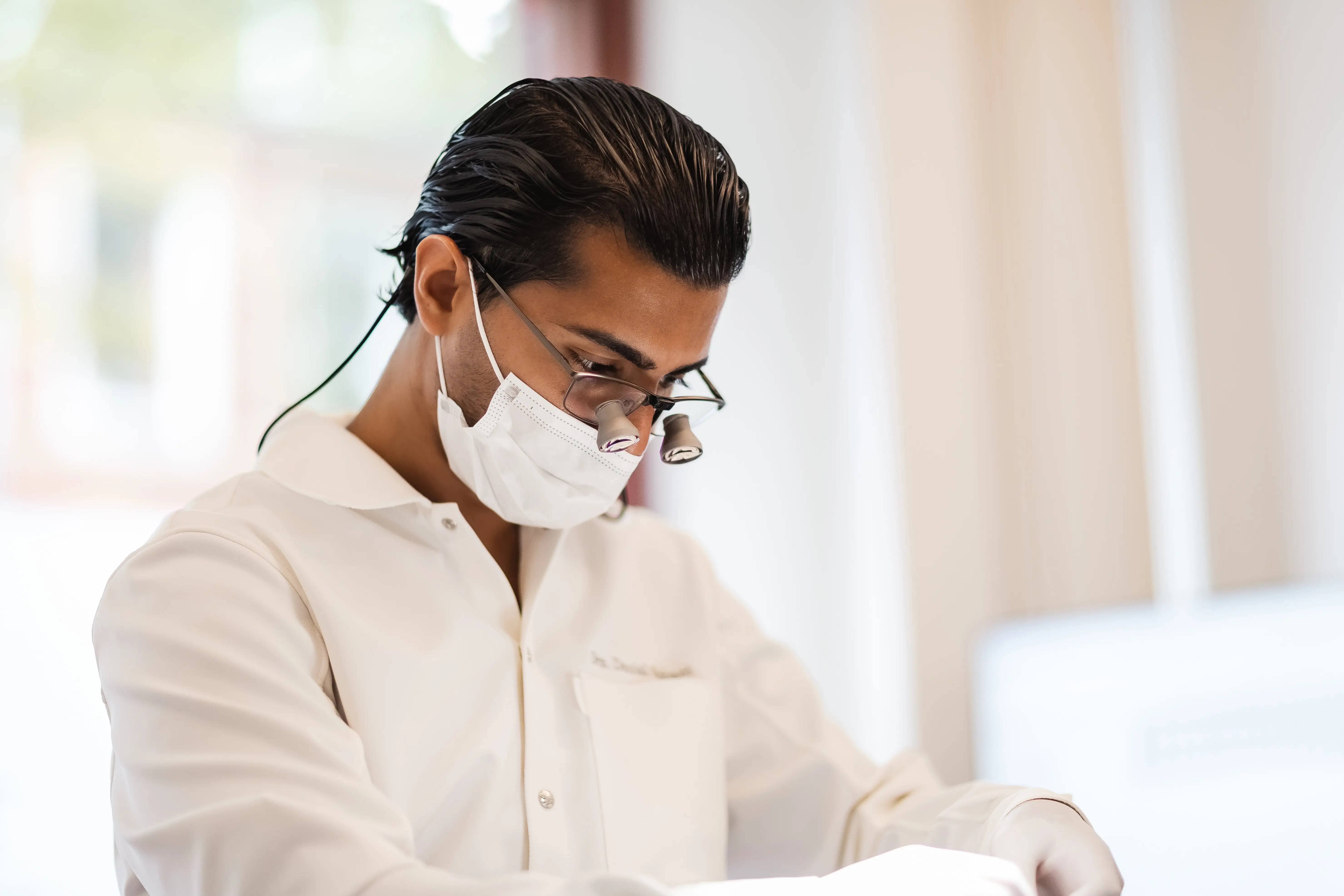 Tandarts die Invisalign-beugel bij patiënt plaatst.