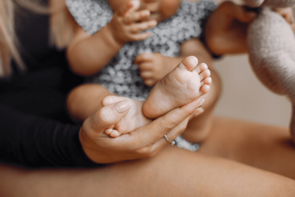 mama su vaiku rankose