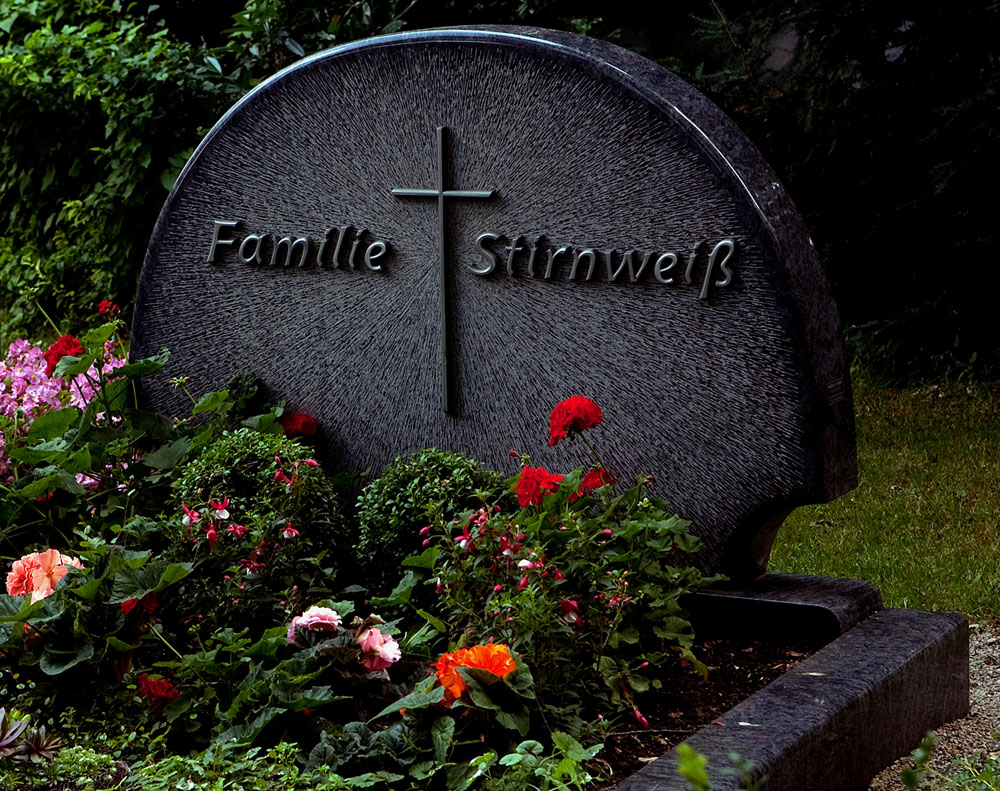 Grabsteine Weikert und Maier