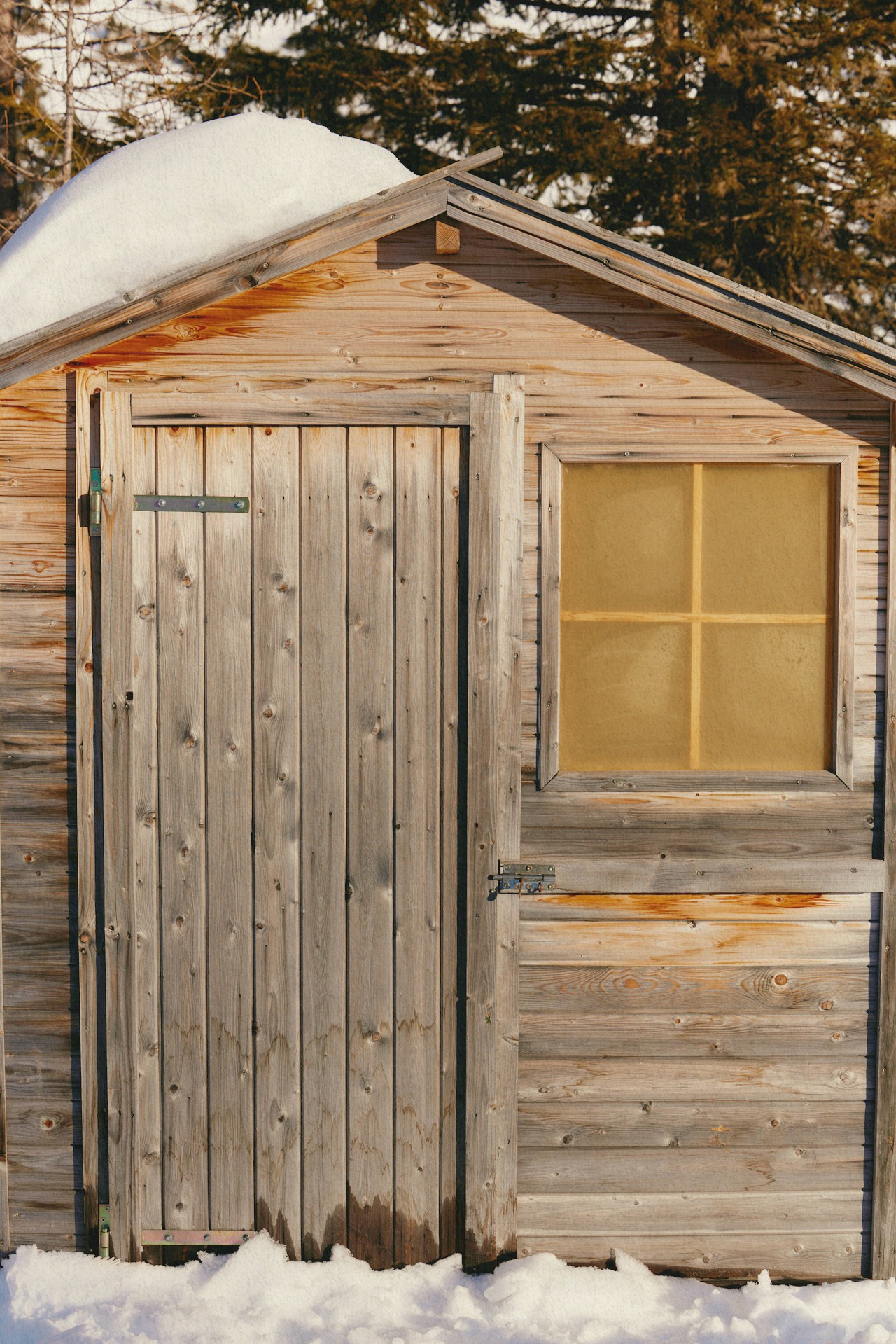 Une maison noire isolée dans la nature, bâtiment unique à louer pour des projets artistiques ou événements professionnels via Worky Club.