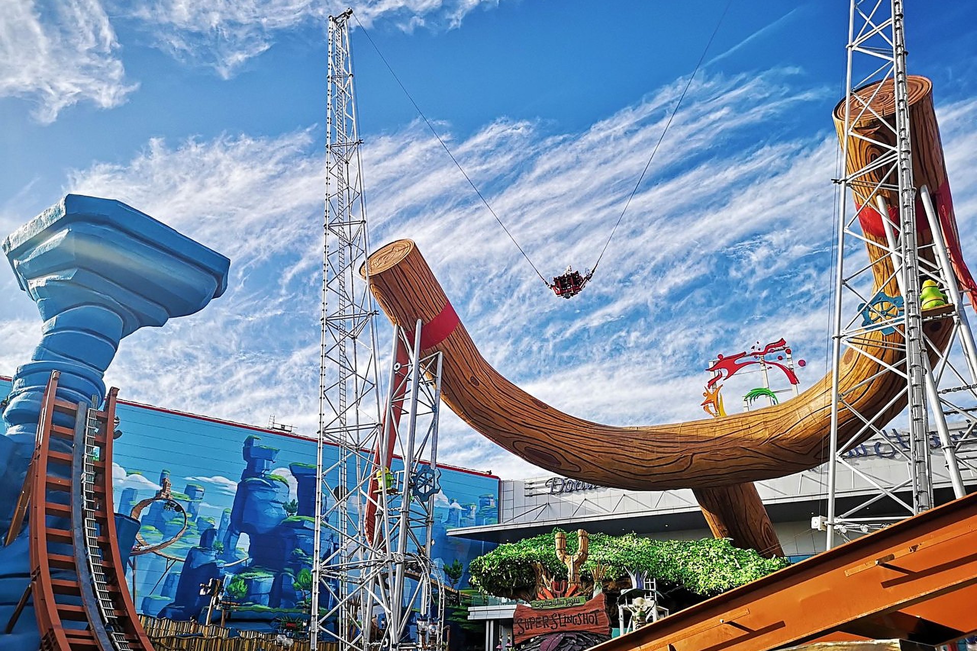 La fronde géante d'Angry Birds World, sous le ciel bleu de Doha Festival City