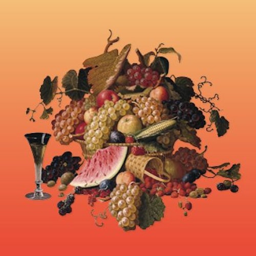 Raznoliko voće, uključujući grožđe, lubenicu i jabuke, s lisnatom lozom i čašom vina na narančastoj gradijentnoj pozadini.