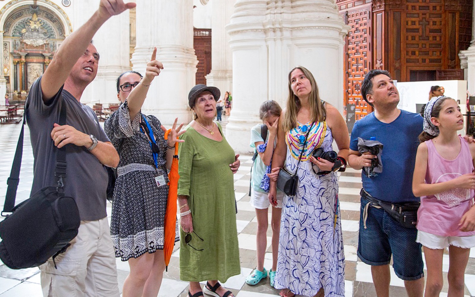 Gruppo di turisti all'interno della Cattedrale di Granada durante il tour guidato.