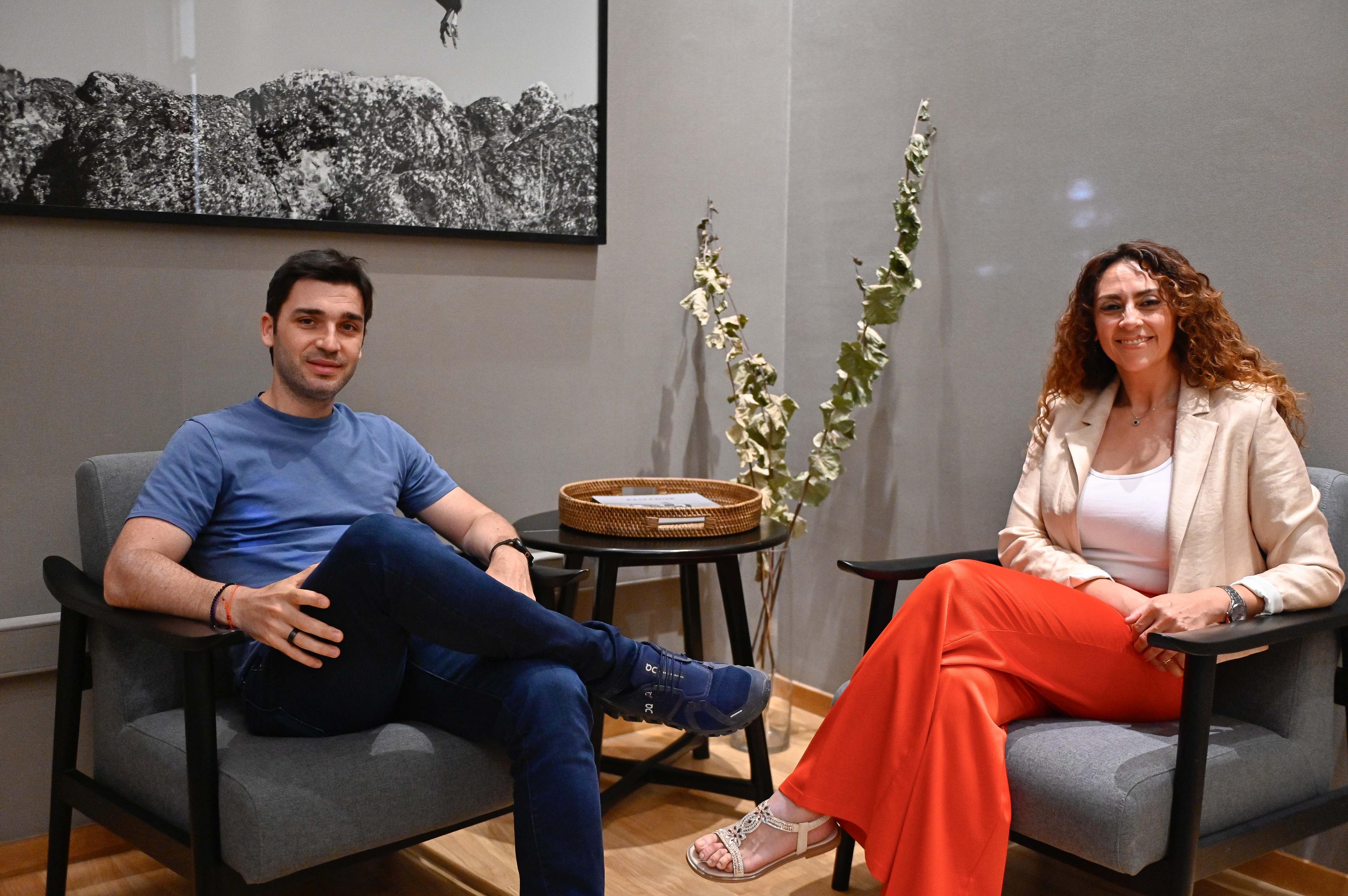 El Gobernador junto a la intendenta de Camarones, Claudia Loyola.