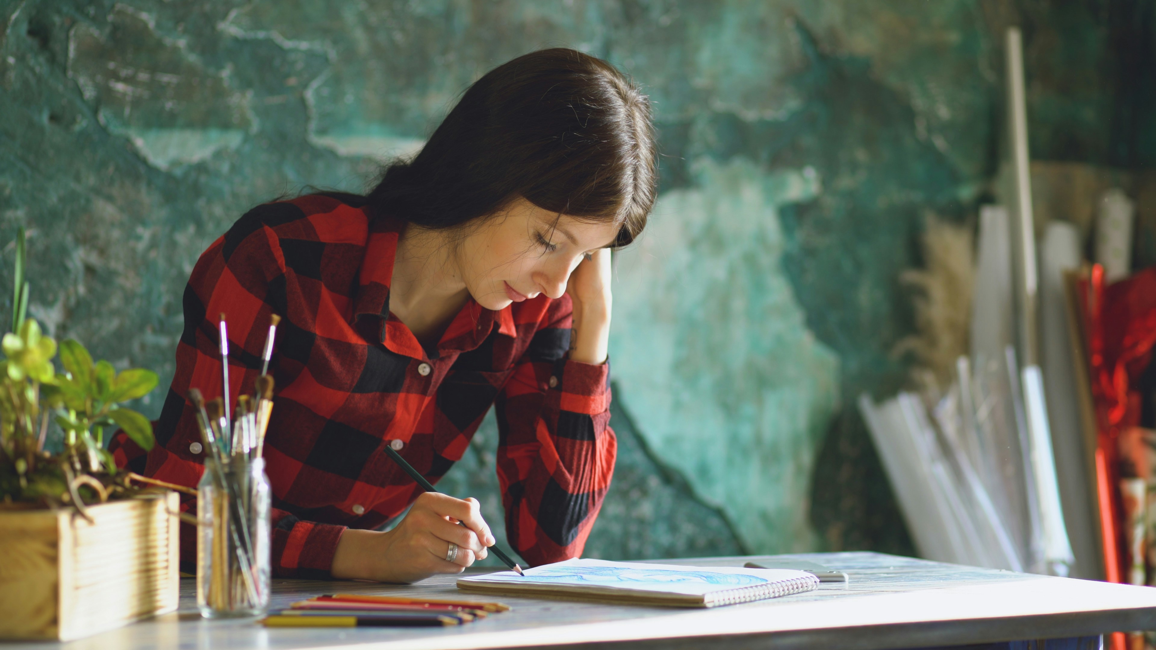Étudiante en réflexion sur son orientation scolaire