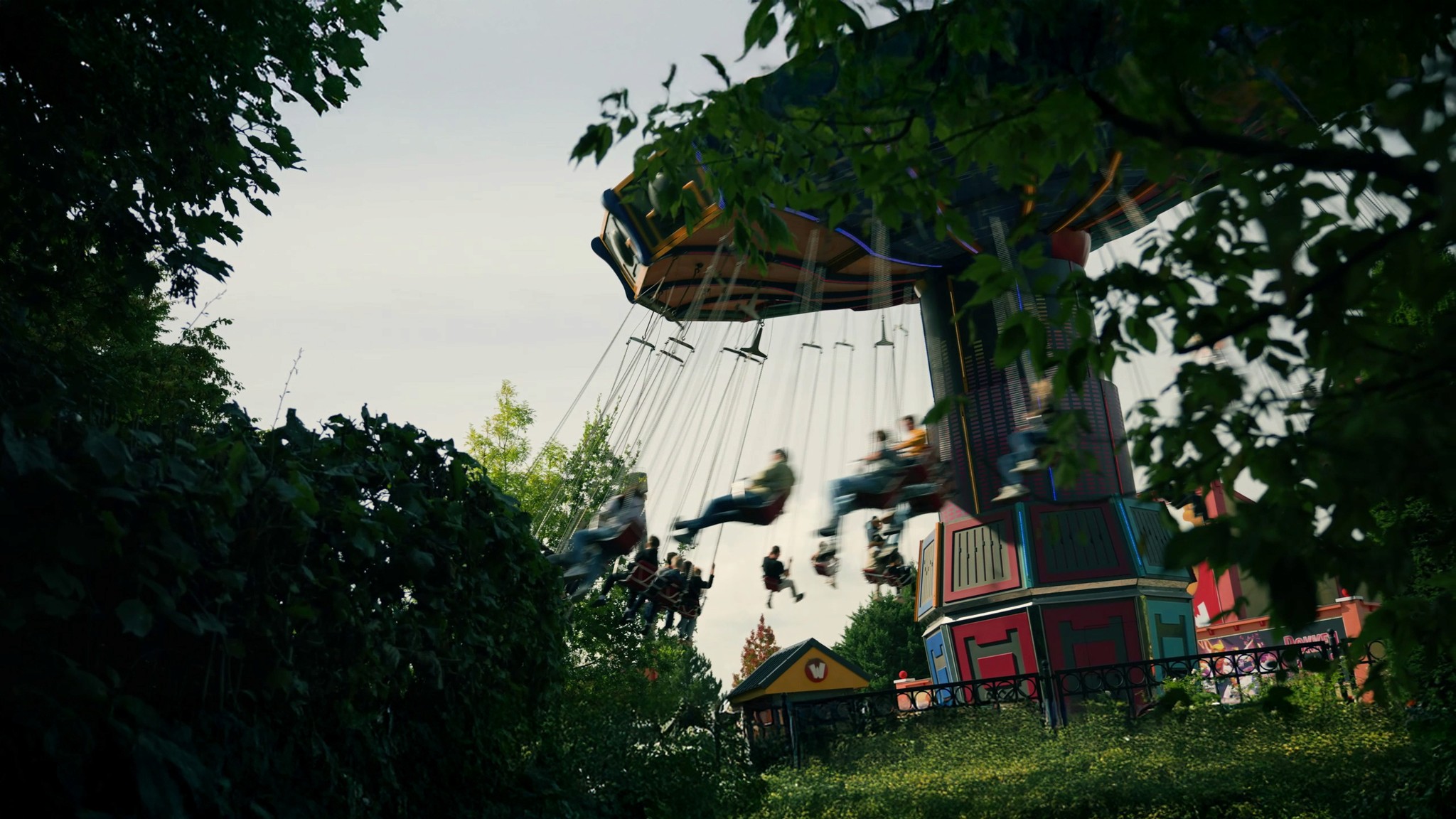 Image d'une attraction de Walibi pendant les Estivales du MR à Walibi en 2025