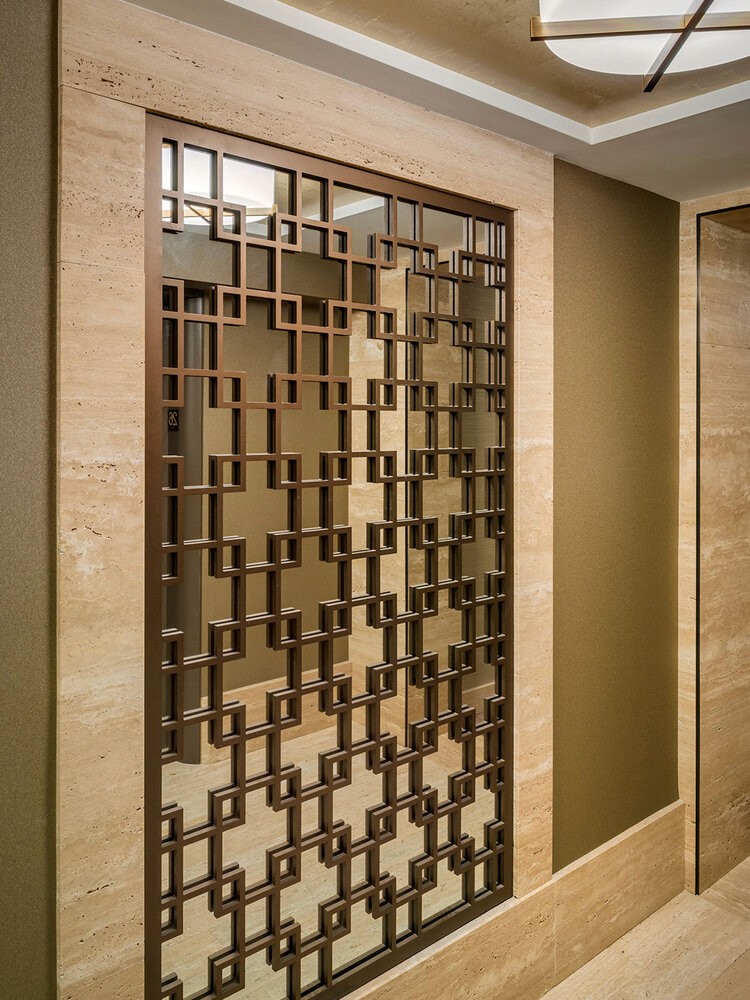 Photo by Frank Ariuba