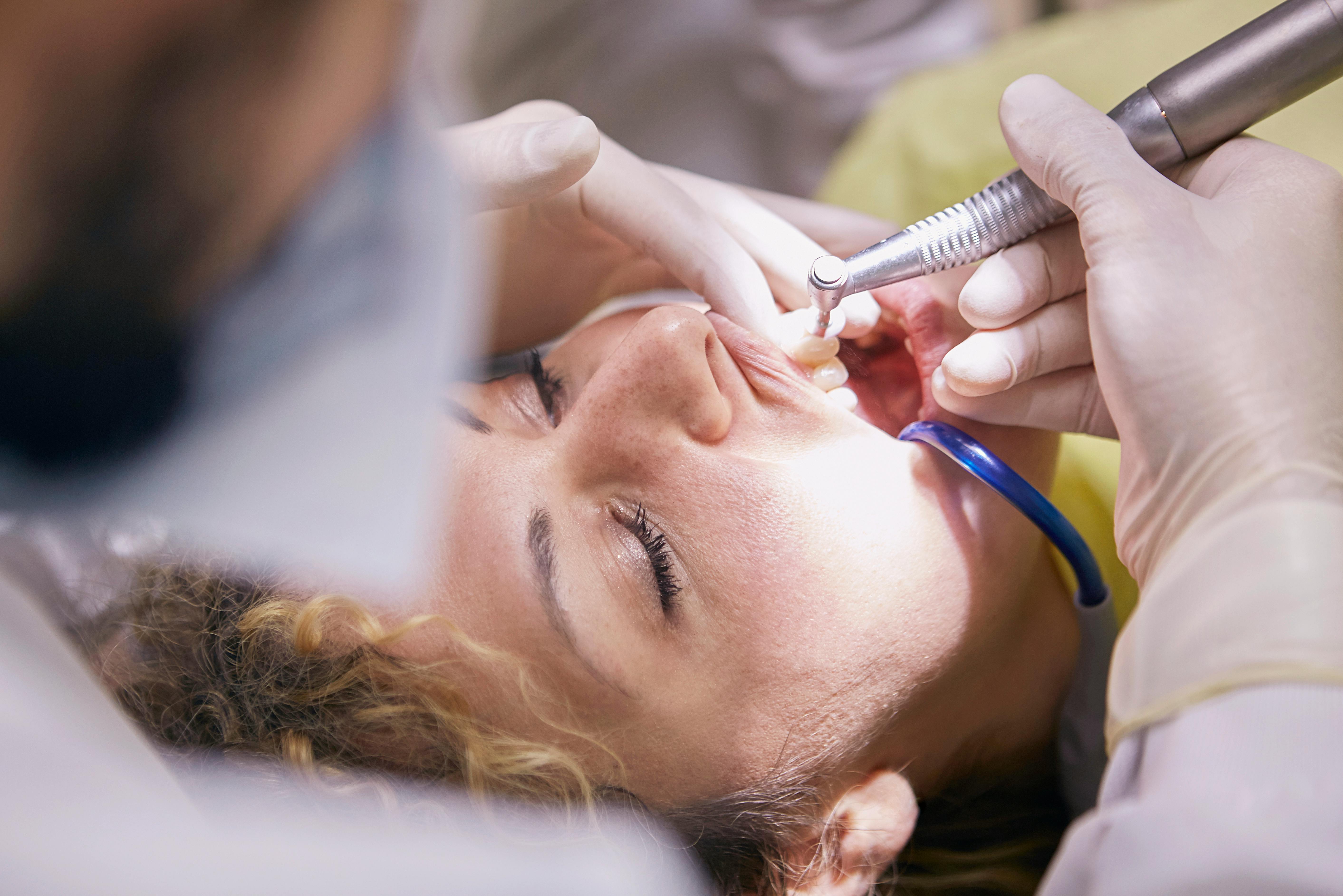 Zahnärztin behandelt eine Patientin mit Fokus auf ästhetische Zahnmedizin.