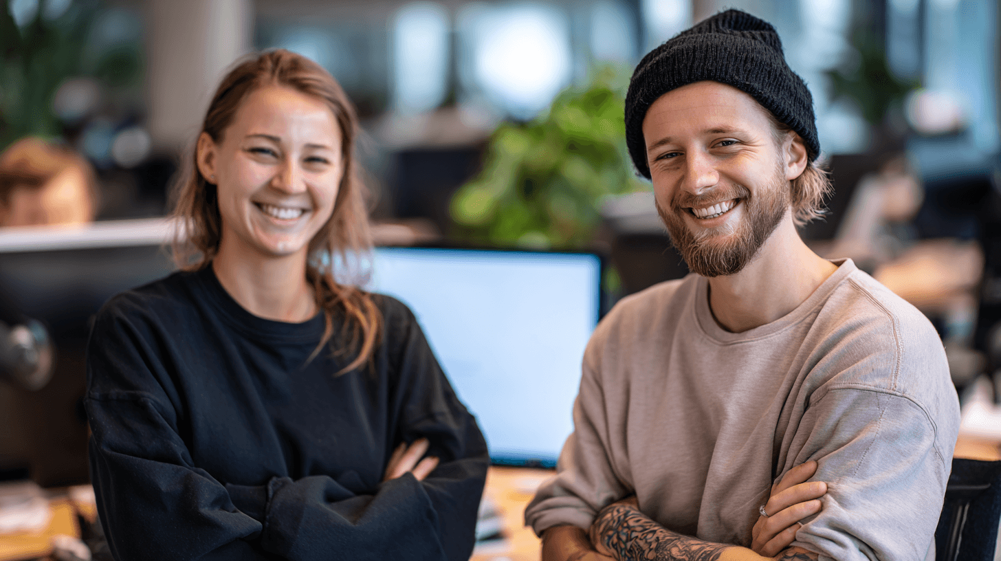 muž a žena, usmievajú sa do kamery