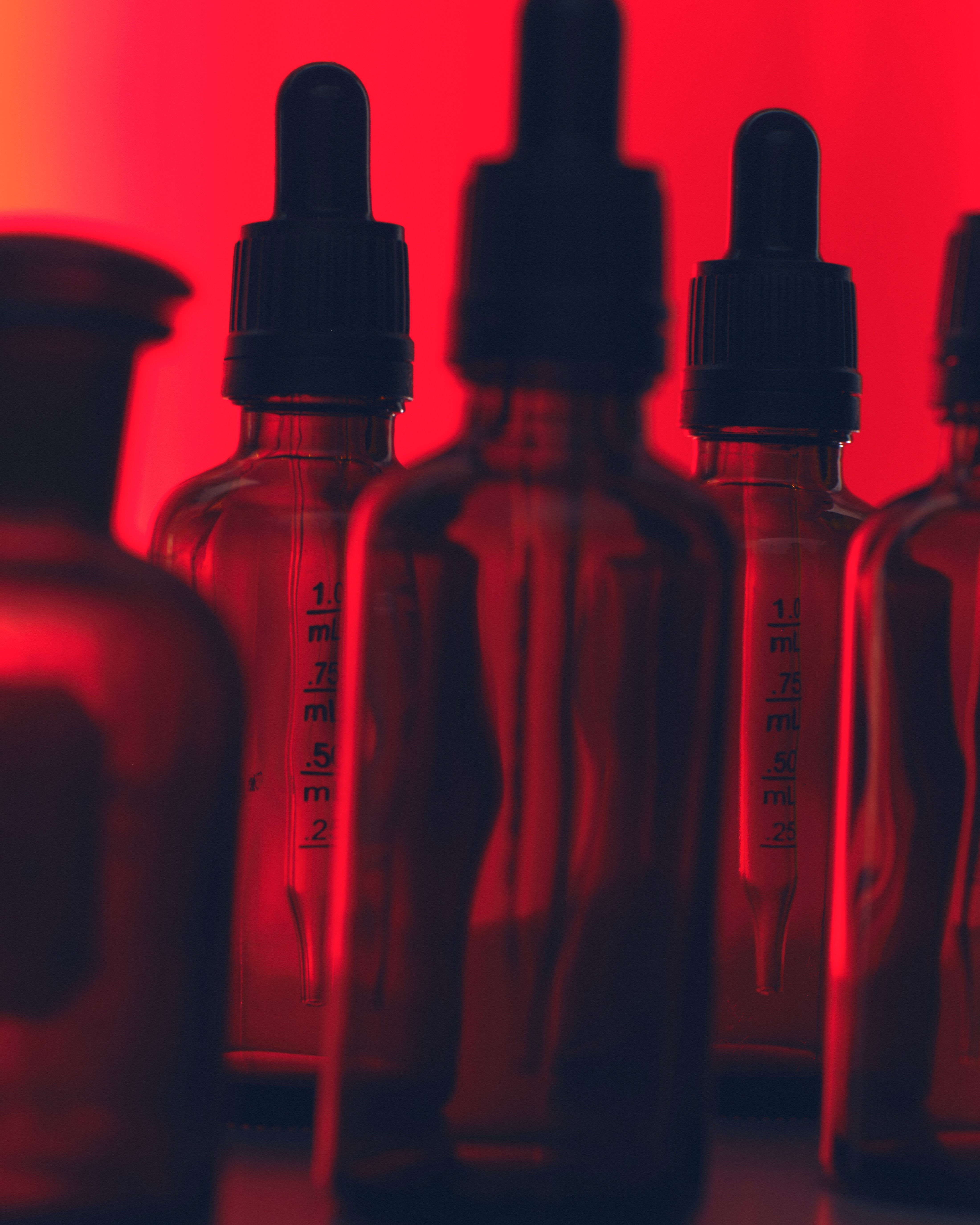 photo de flacons scientifiques sur fond rouge avec texte Urban Defense Shield [3+1]TM en overlay