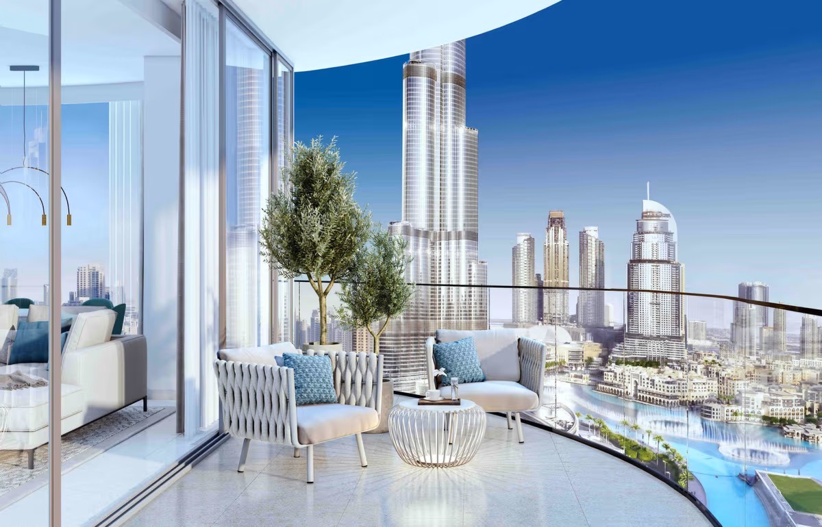 Luxuriöse Aussicht von einem modernen Apartment mit Sitzgelegenheiten und Blick auf die Skyline von Dubai.