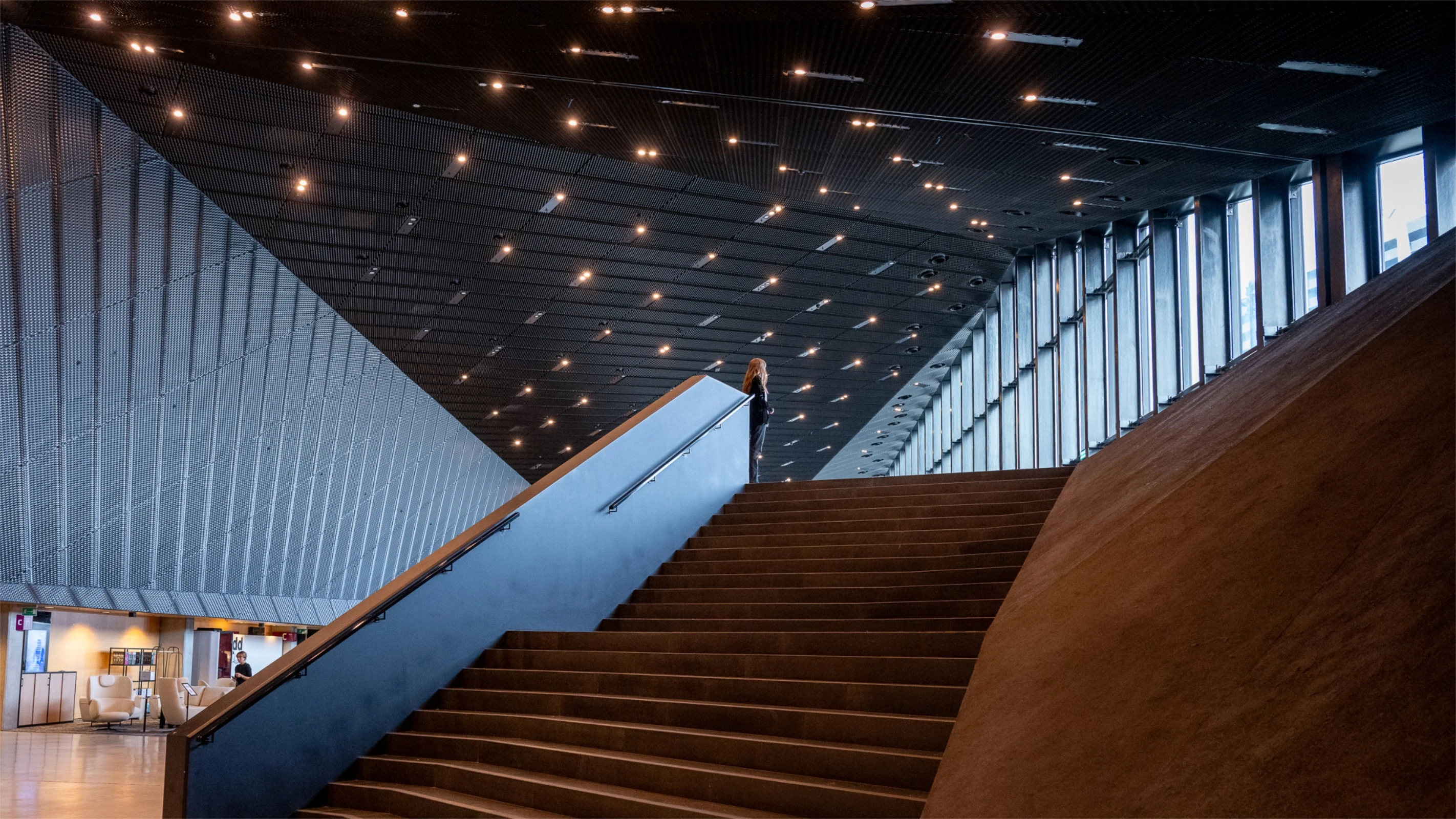 Wnętrze centrum kongresowego ze schodami.