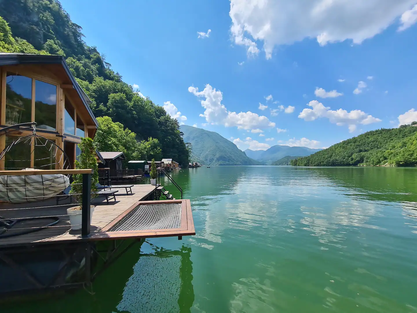 Slika pogleda sa splava Tara na Perucackom jezeru