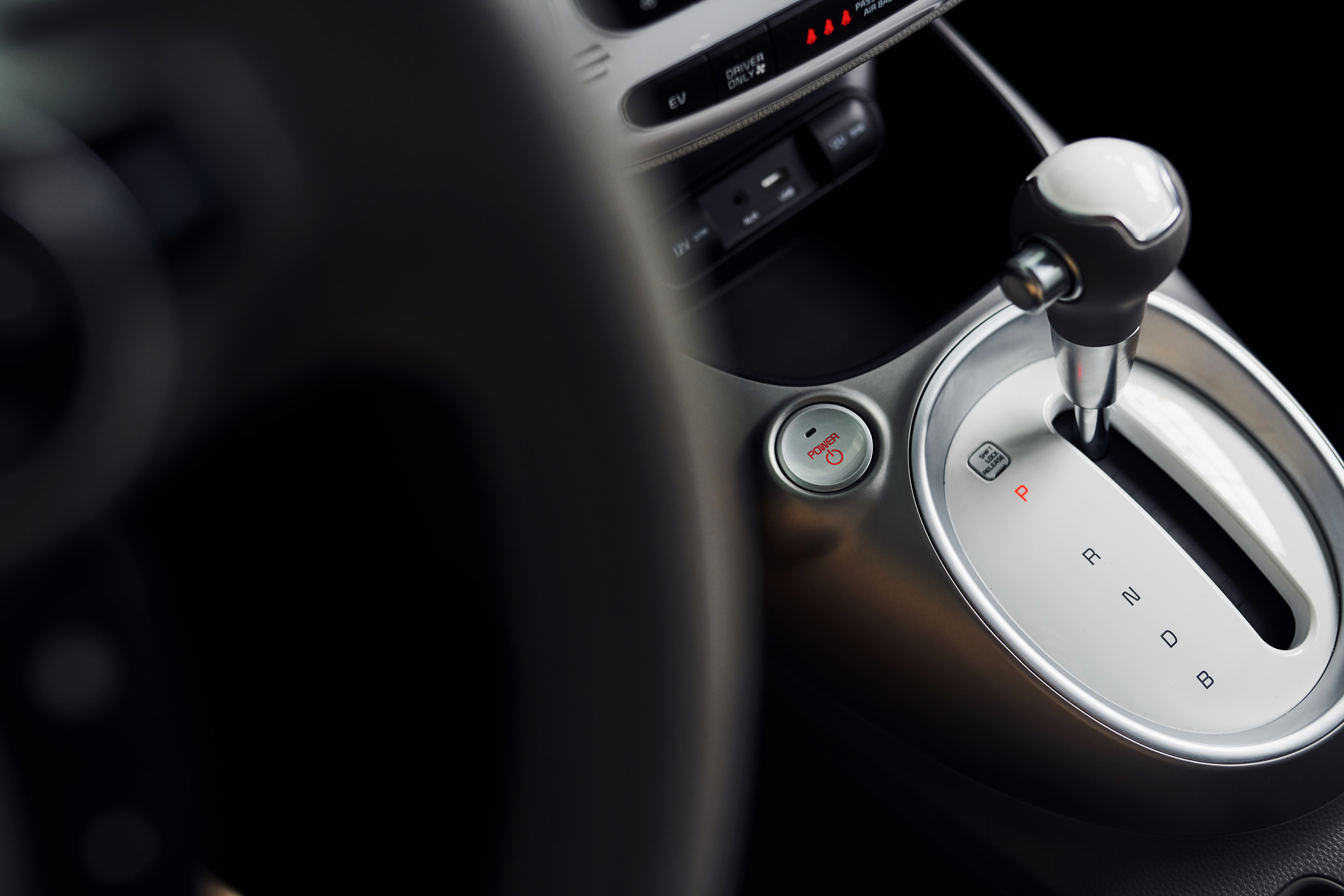 Nahaufnahme eines Automatikschaltknaufs – Symbol für Neustart und sicheren Start nach erfolgreicher MPU-Vorbereitung und Beratung.