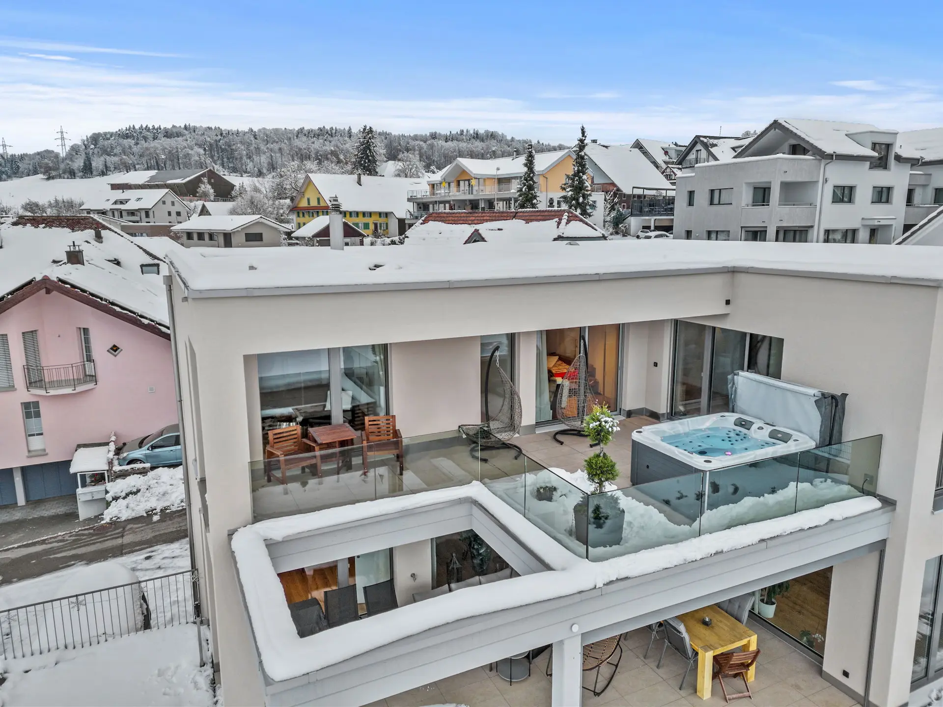 Exklusive Dachterrasse mit Whirlpool und Aussicht auf die Umgebung in Schlierbach