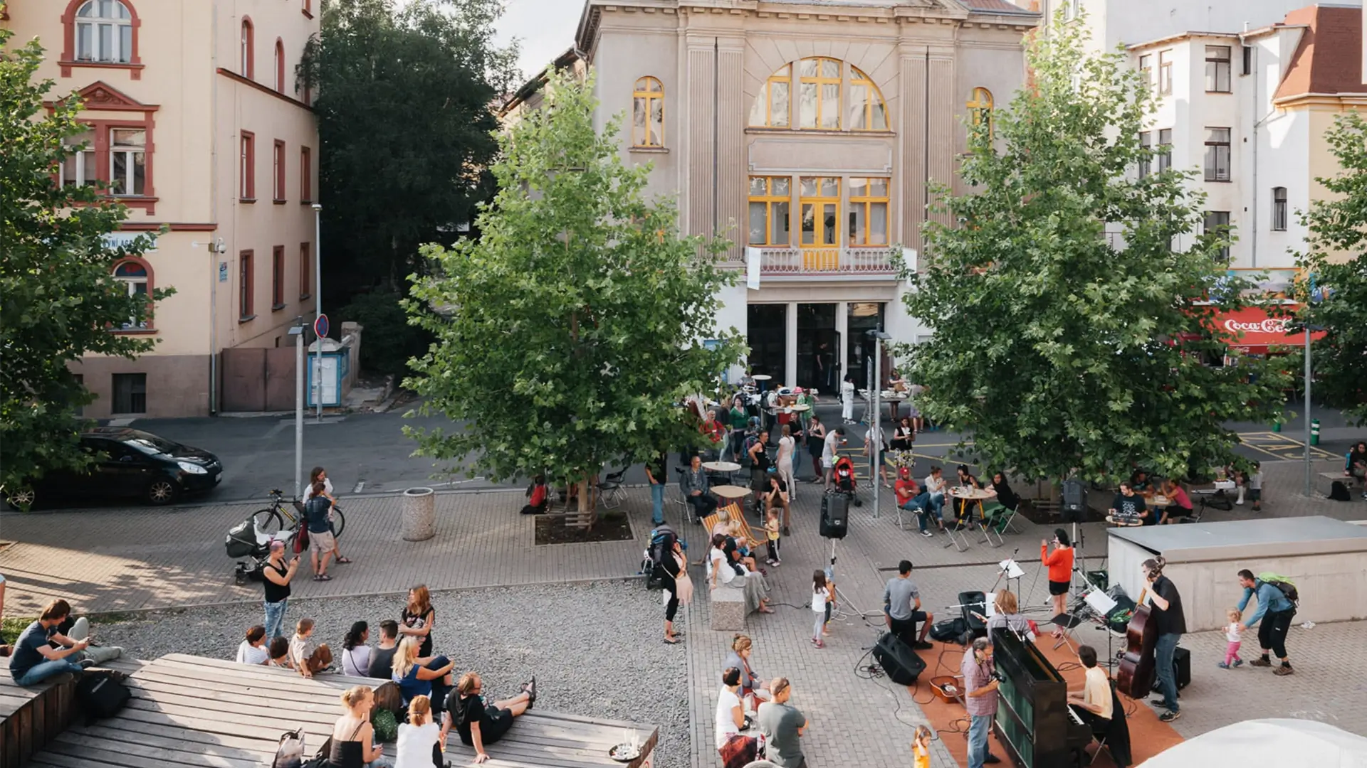 Živé náměstí s hudbou před Hraničářem. Ukázka oživení veřejného prostoru a propojení kultury s životem ve městě.