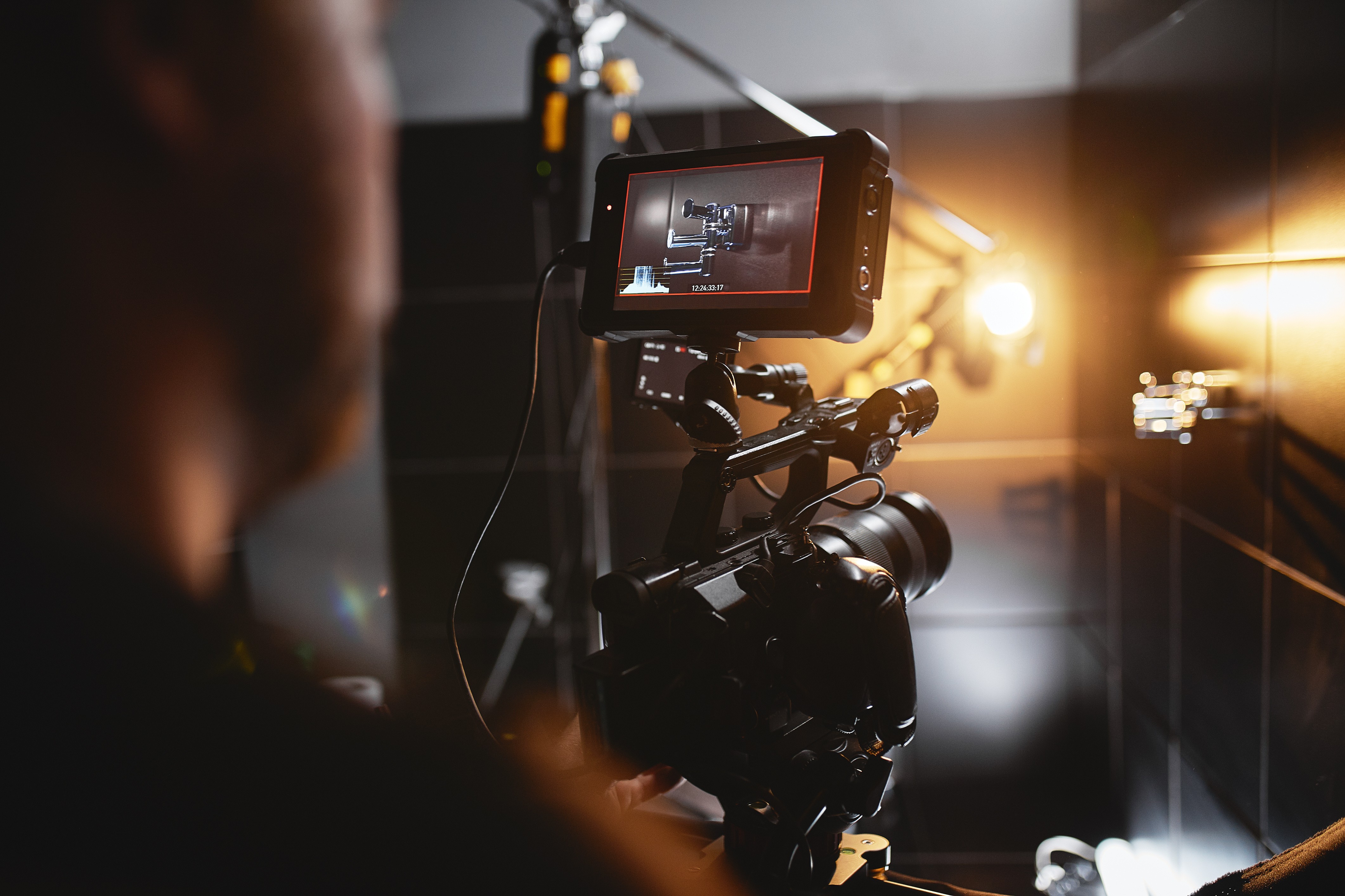 homme qui film une douche vide