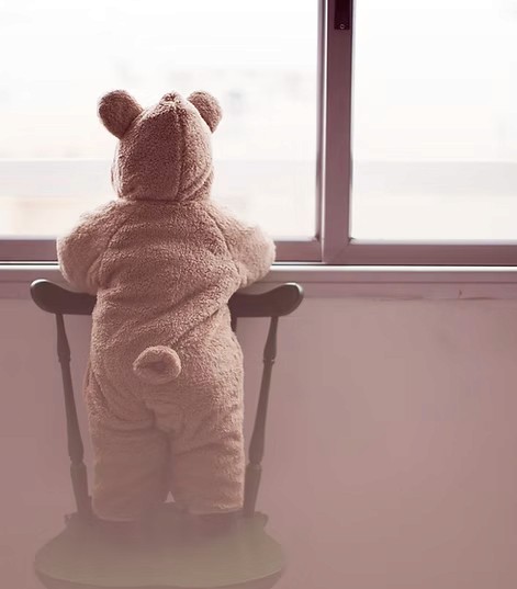 Ein Afrikanischer Elefant wirbelt Staub auf – Unterstützt durch die DAG Unternehmensgruppe im Rahmen der AMES Foundation zum Schutz bedrohter Tierarten.