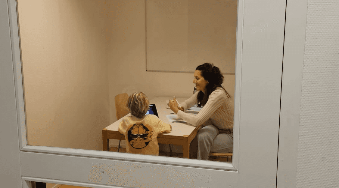 Een leerling test de boekenapp.