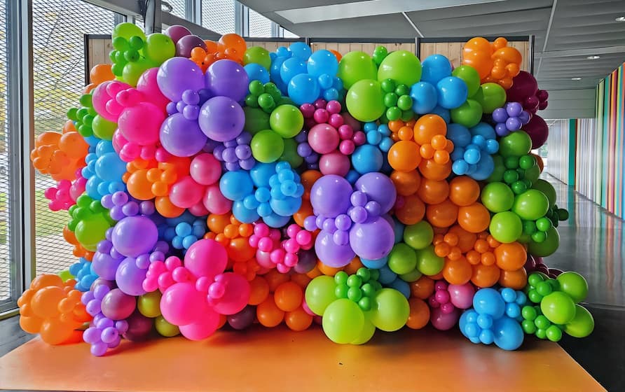 Mur de ballons colorés géants pour photocall à Creative Nantes