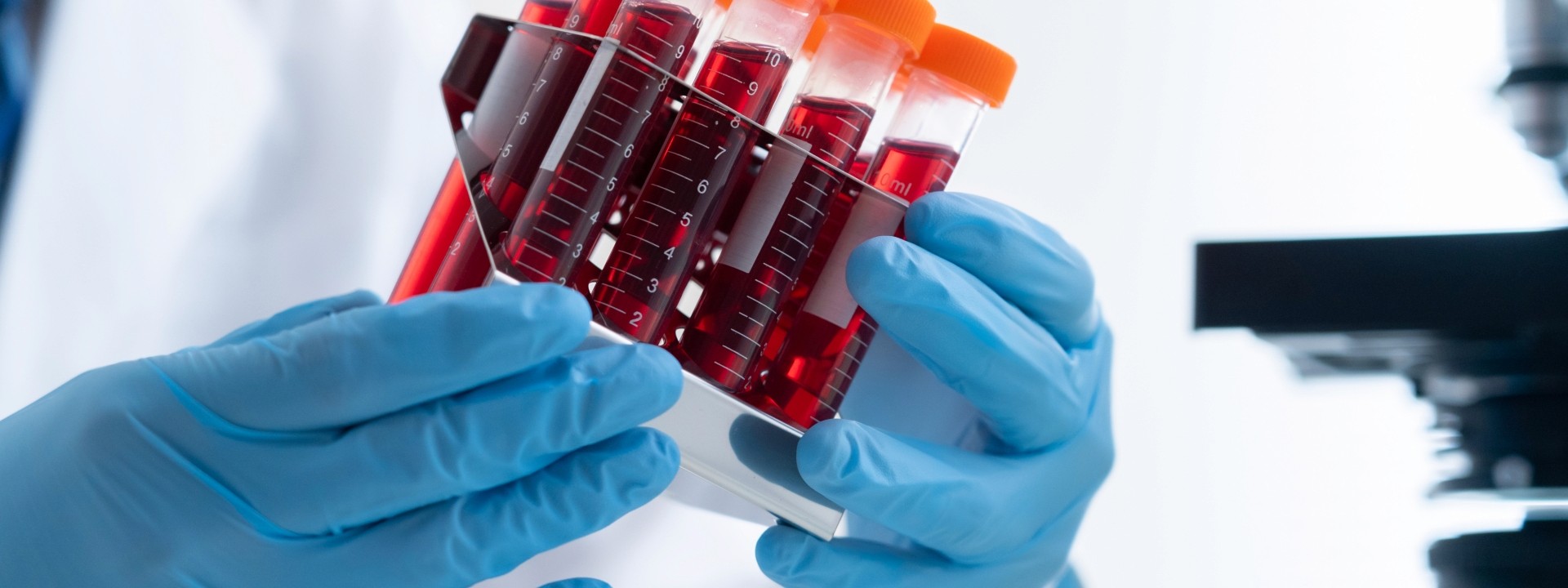 研究所で研究をしている画像