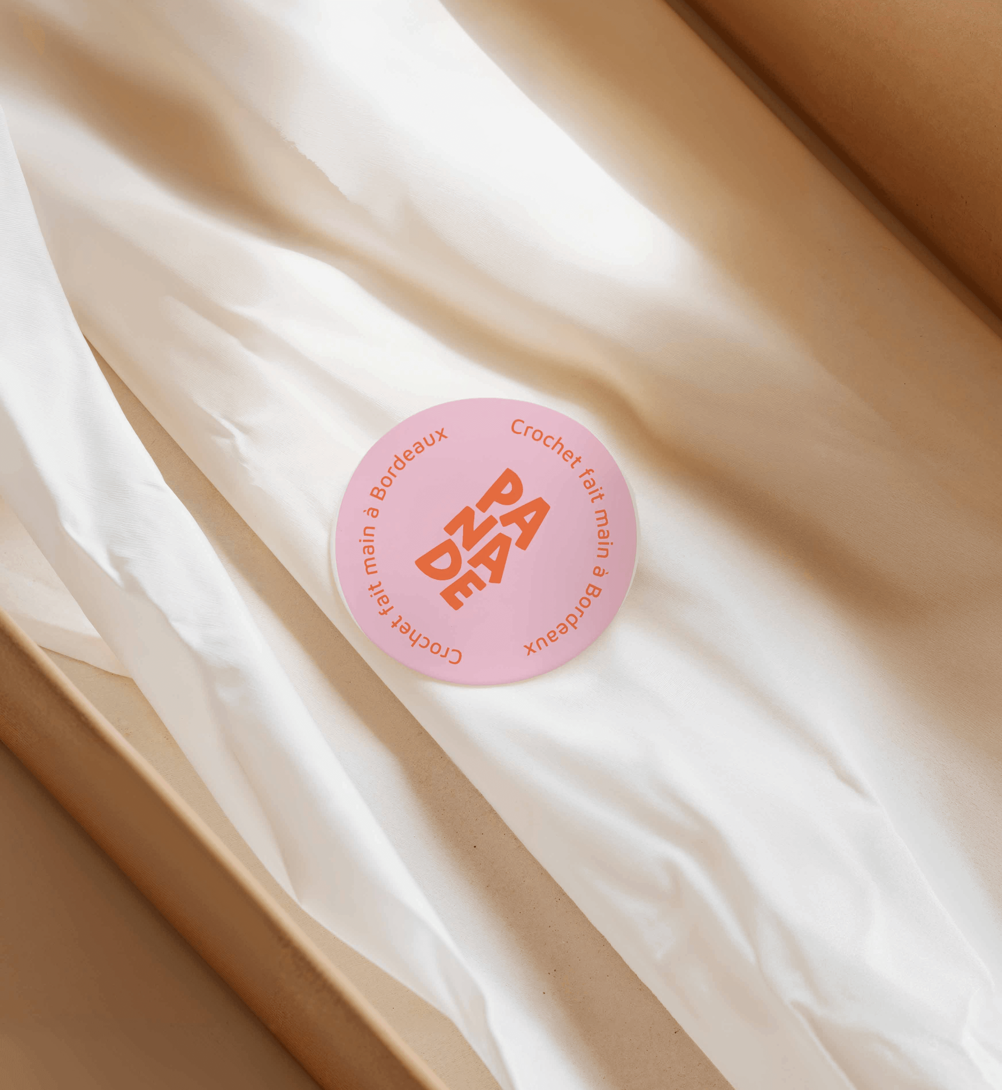 monograme Graine & Sauge sur fond beige texturé