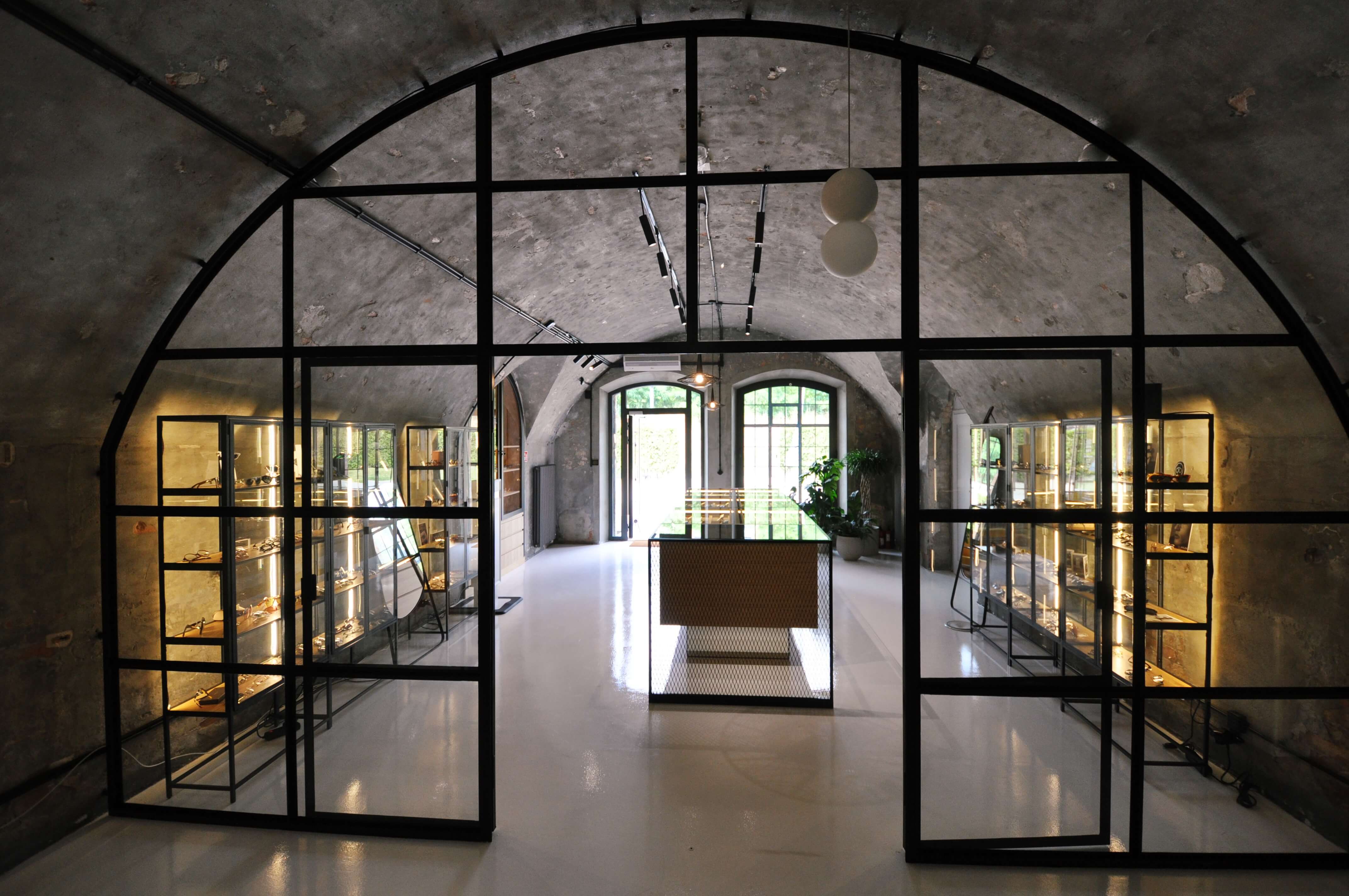 Dobór stylowych oprawek okularowych w Optyk FORT 8 Warszawa Służew – modne i eleganckie okulary wielu popularnych i luksusowych marek oraz dopasowane soczewki do pracy przed komputerem.