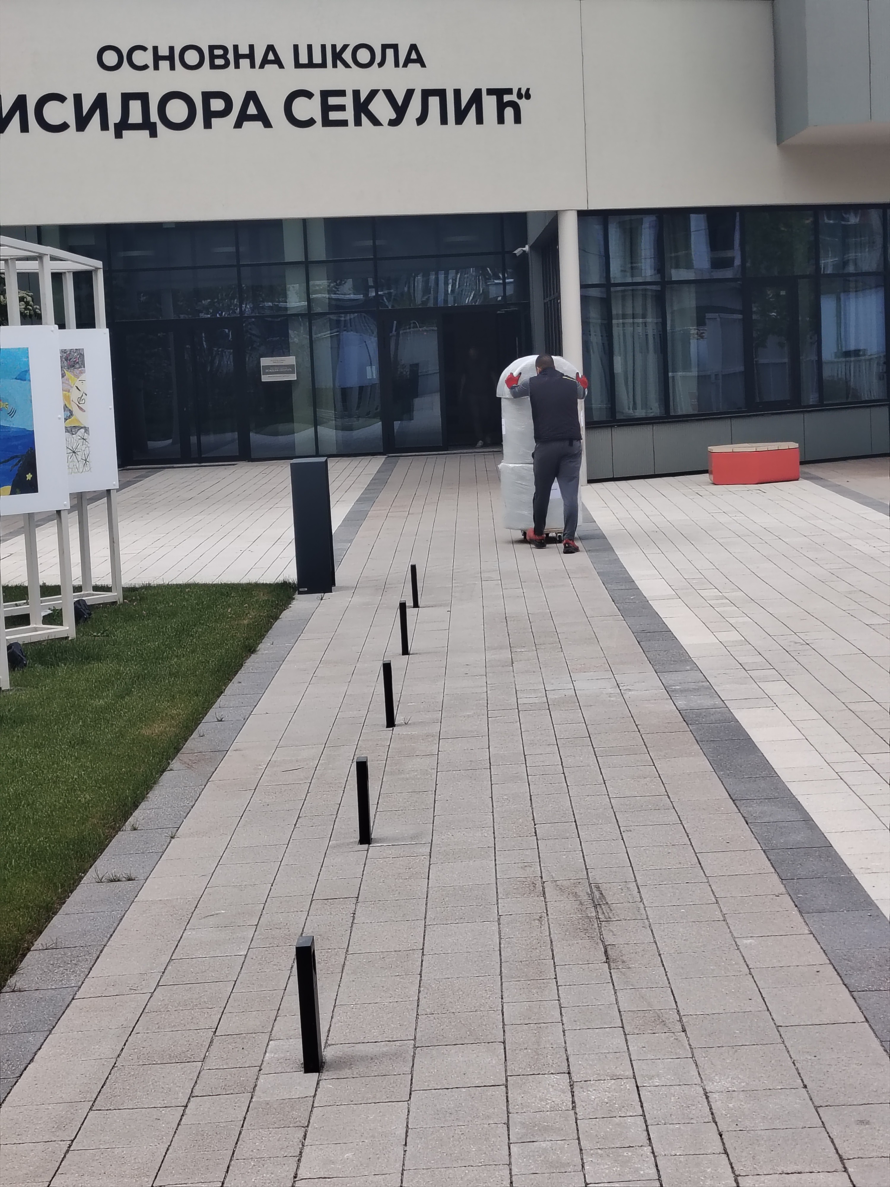 Radnik Ares Selidbe unosi nameštaj u školu tokom selidbe u Beogradu